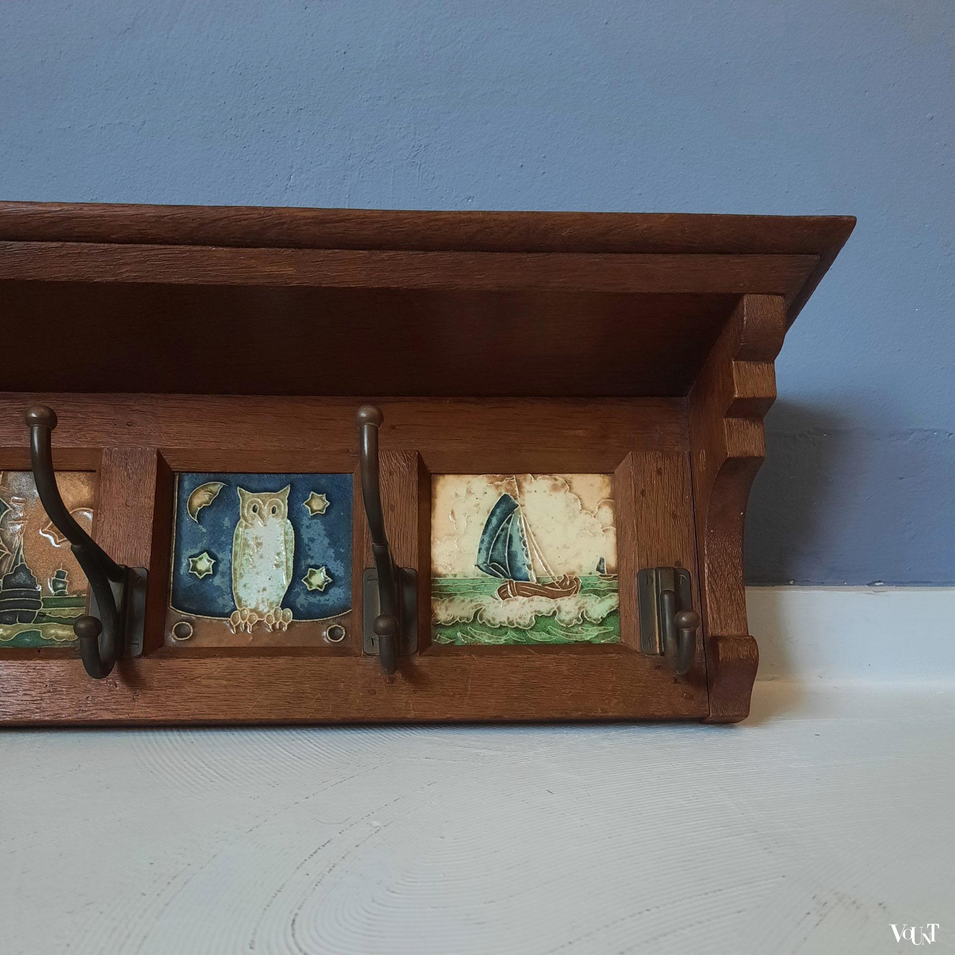 Art nouveau houten wandkapstok met cloisonné tegels Bodart, ca. jaren '20