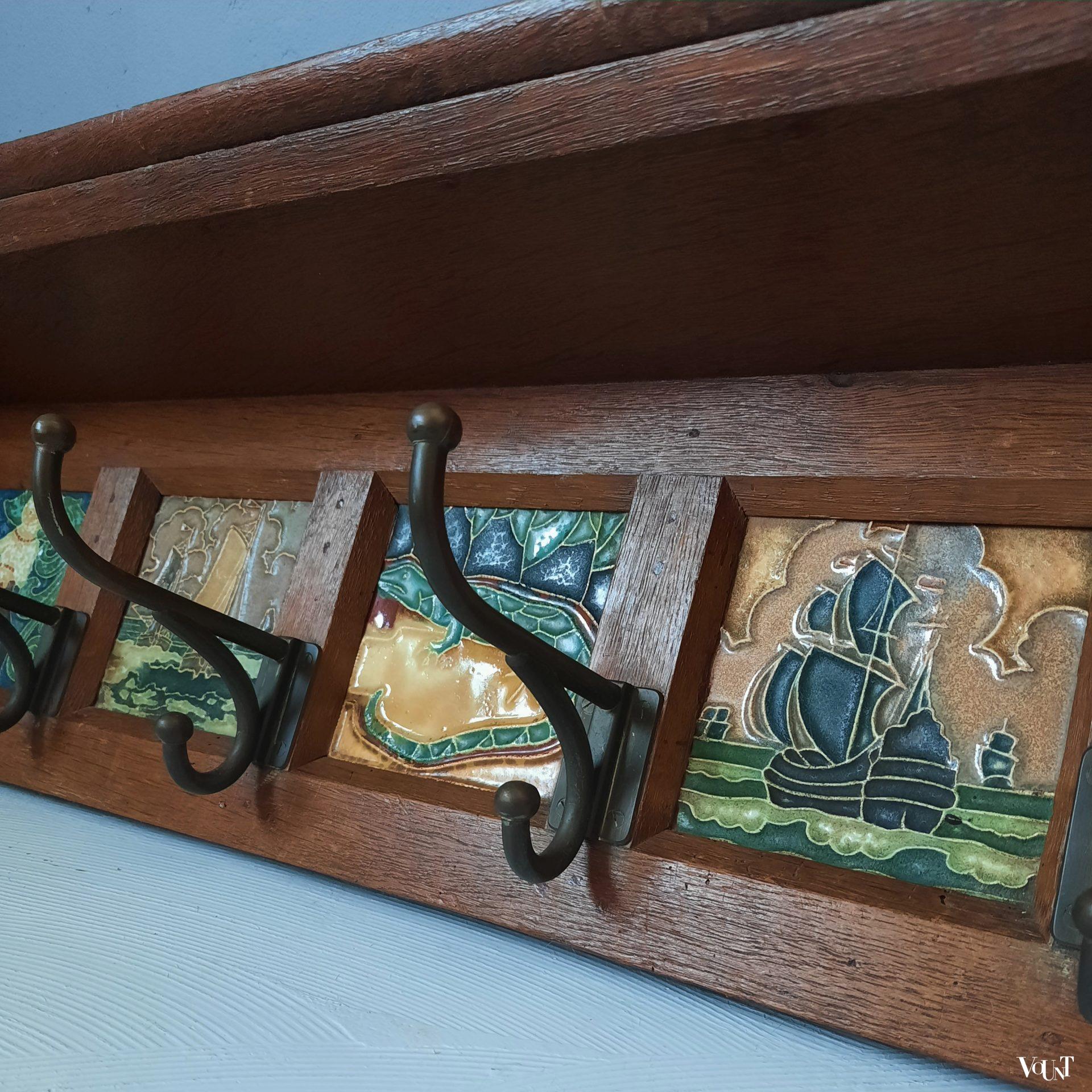 Art nouveau houten wandkapstok met cloisonné tegels Bodart, ca. jaren '20
