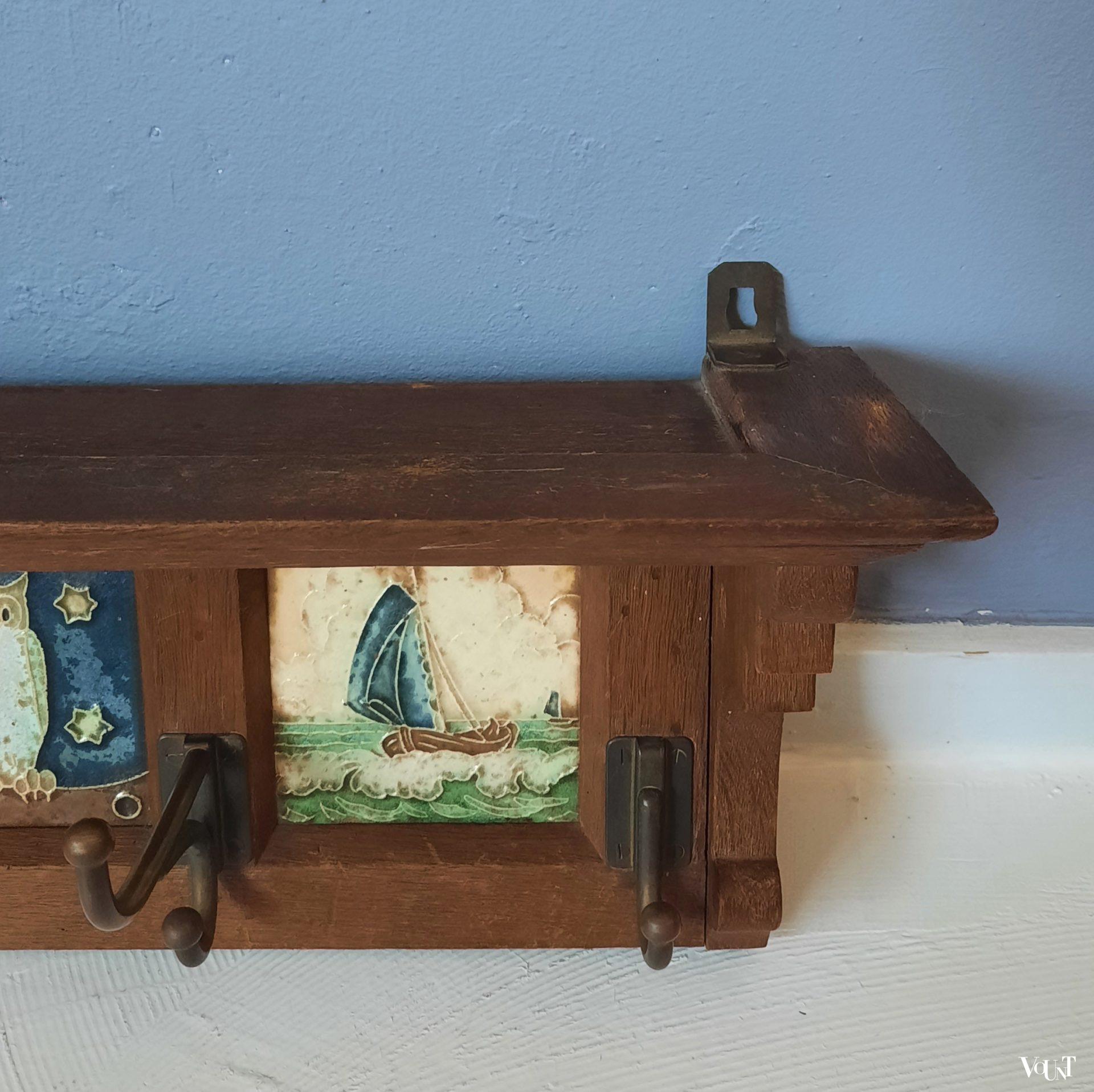 Art nouveau houten wandkapstok met cloisonné tegels Bodart, ca. jaren '20