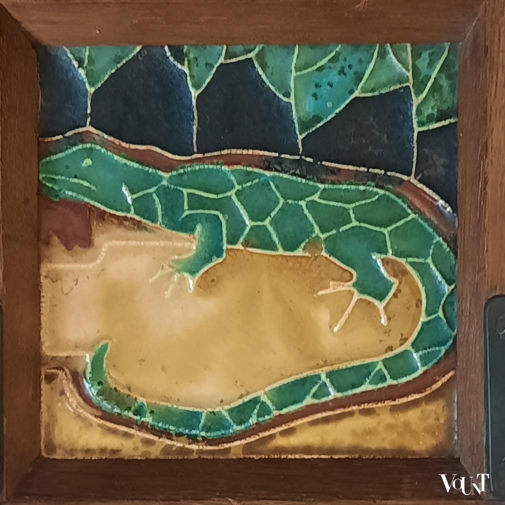Art nouveau houten wandkapstok met cloisonné tegels Bodart, ca. jaren '20