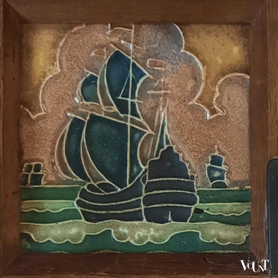 Art nouveau houten wandkapstok met cloisonné tegels Bodart, ca. jaren '20