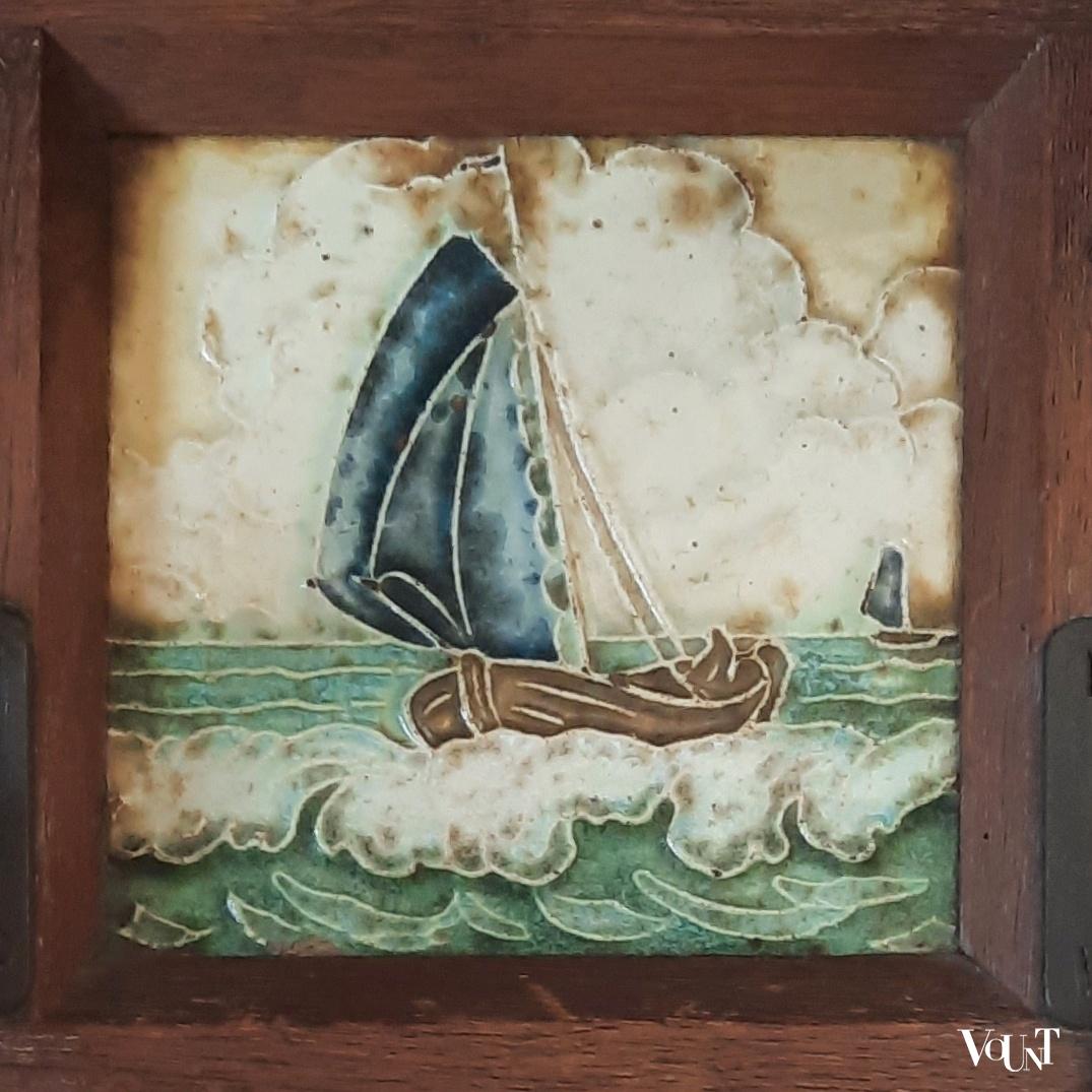 Art nouveau houten wandkapstok met cloisonné tegels Bodart, ca. jaren '20