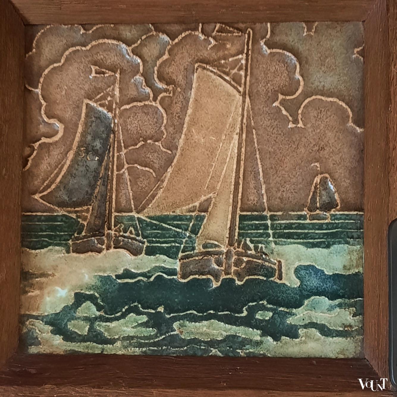 Art nouveau houten wandkapstok met cloisonné tegels Bodart, ca. jaren '20