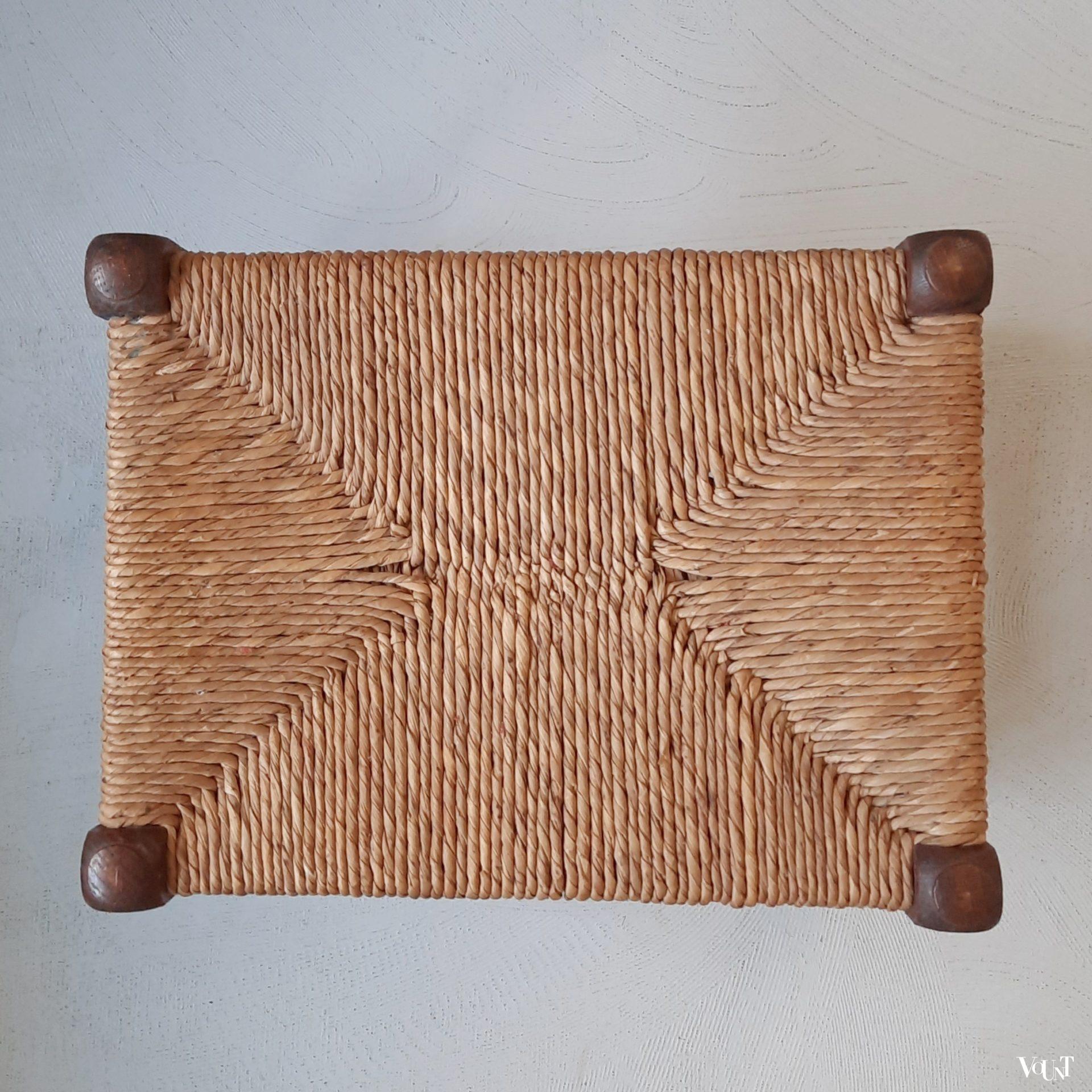 Kruk / voetenbankje met biezen mat, 1e kwart 20e eeuw