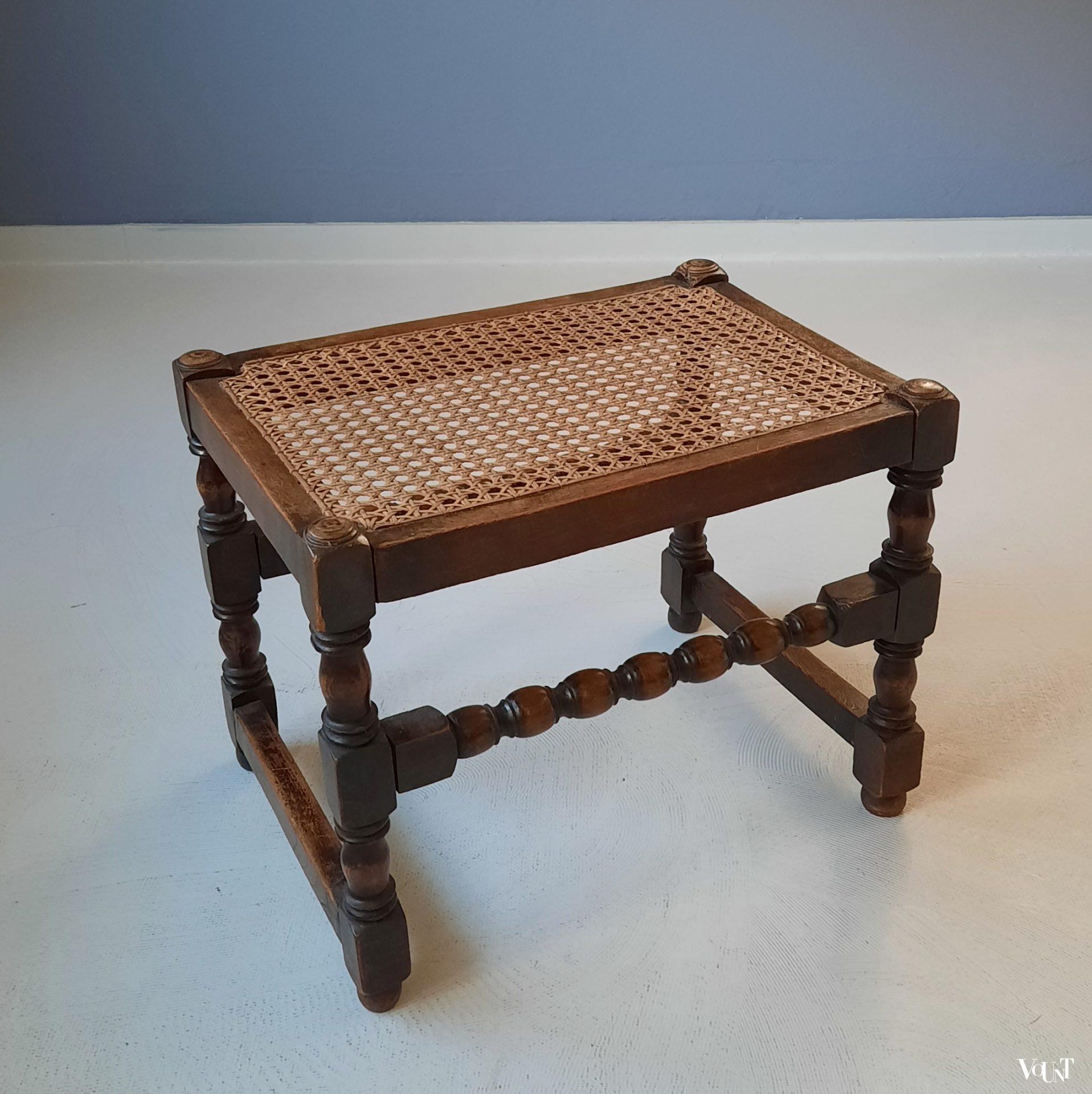 Kruk / voetenbankje met rotan webbing, 1e kwart 20e eeuw