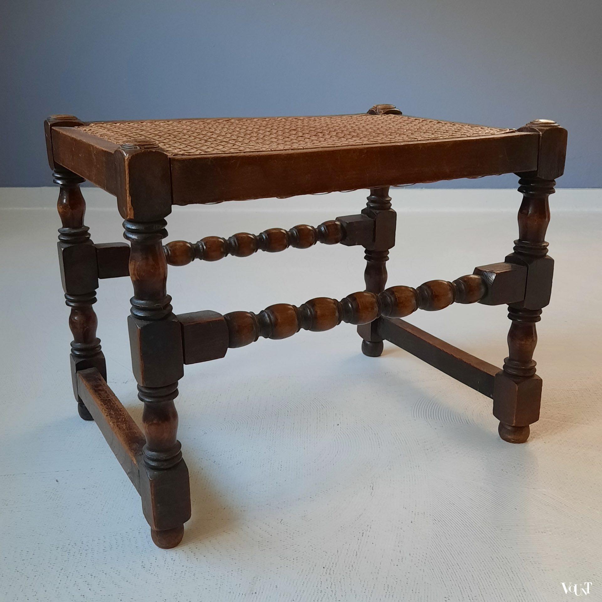 Kruk / voetenbankje met rotan webbing, 1e kwart 20e eeuw