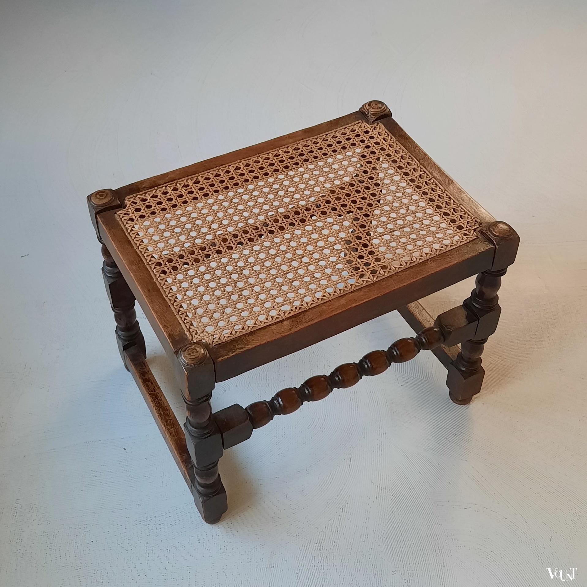 Kruk / voetenbankje met rotan webbing, 1e kwart 20e eeuw