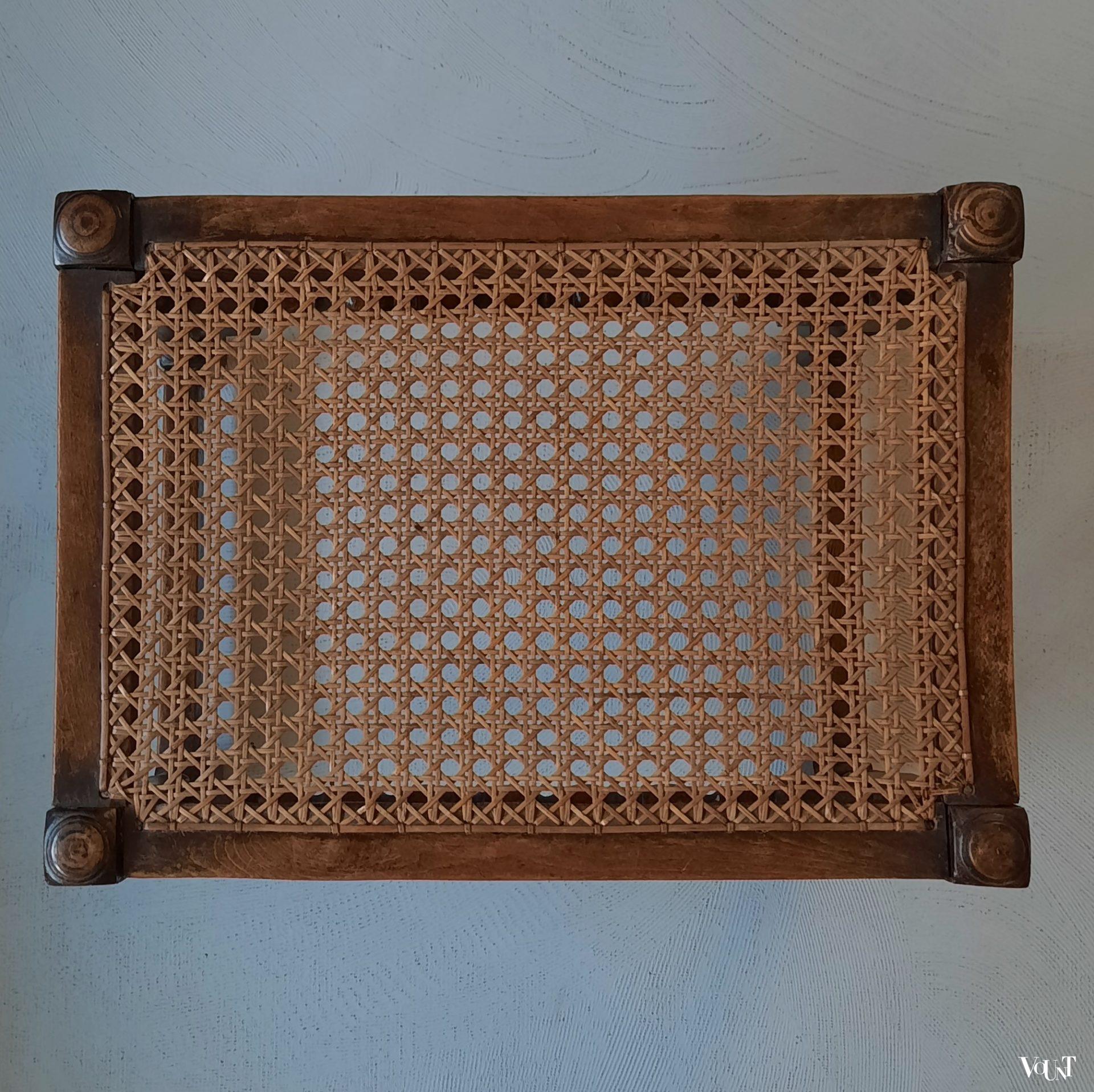 Kruk / voetenbankje met rotan webbing, 1e kwart 20e eeuw