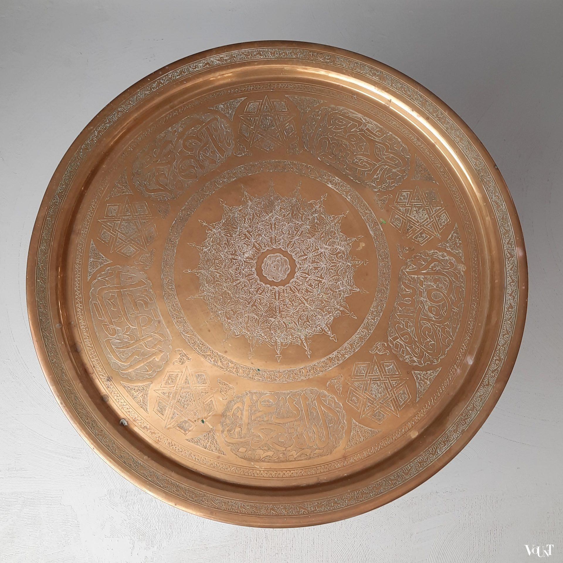 Tunesische tafel met handgegraveerd messing blad, ca. jaren '70