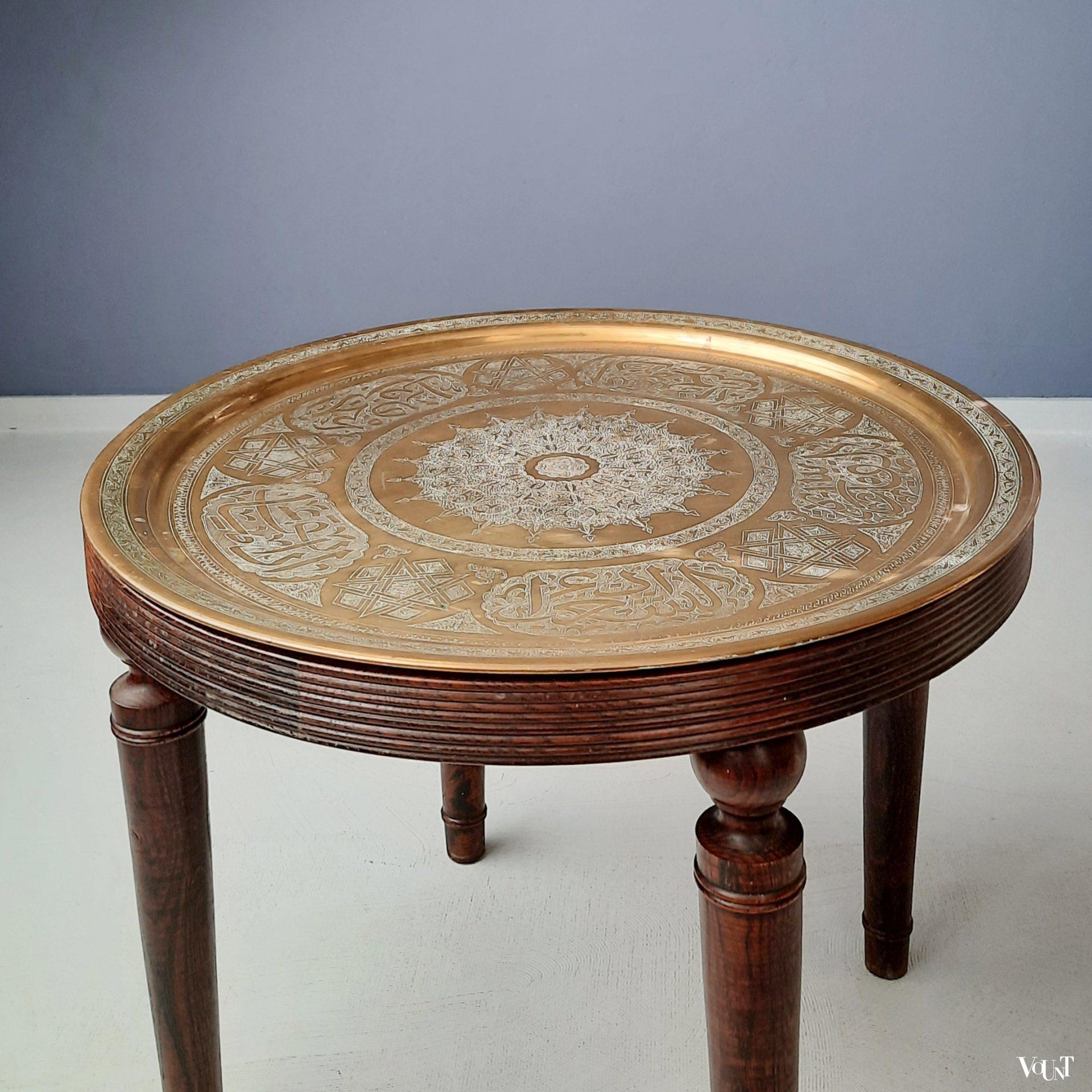 Tunesische tafel met handgegraveerd messing blad, ca. jaren '70