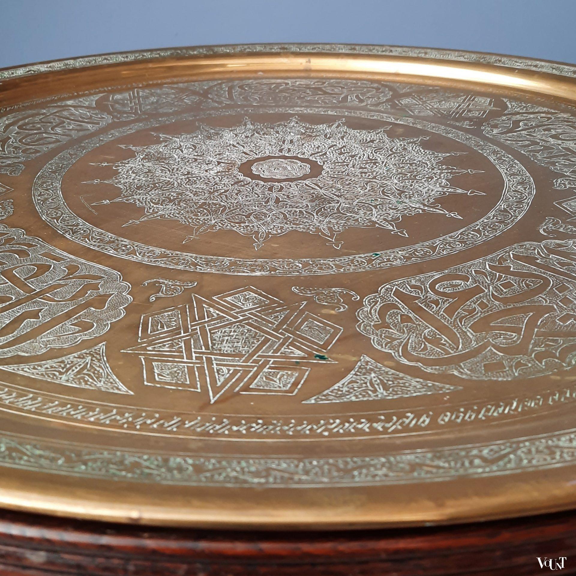 Tunesische tafel met handgegraveerd messing blad, ca. jaren '70