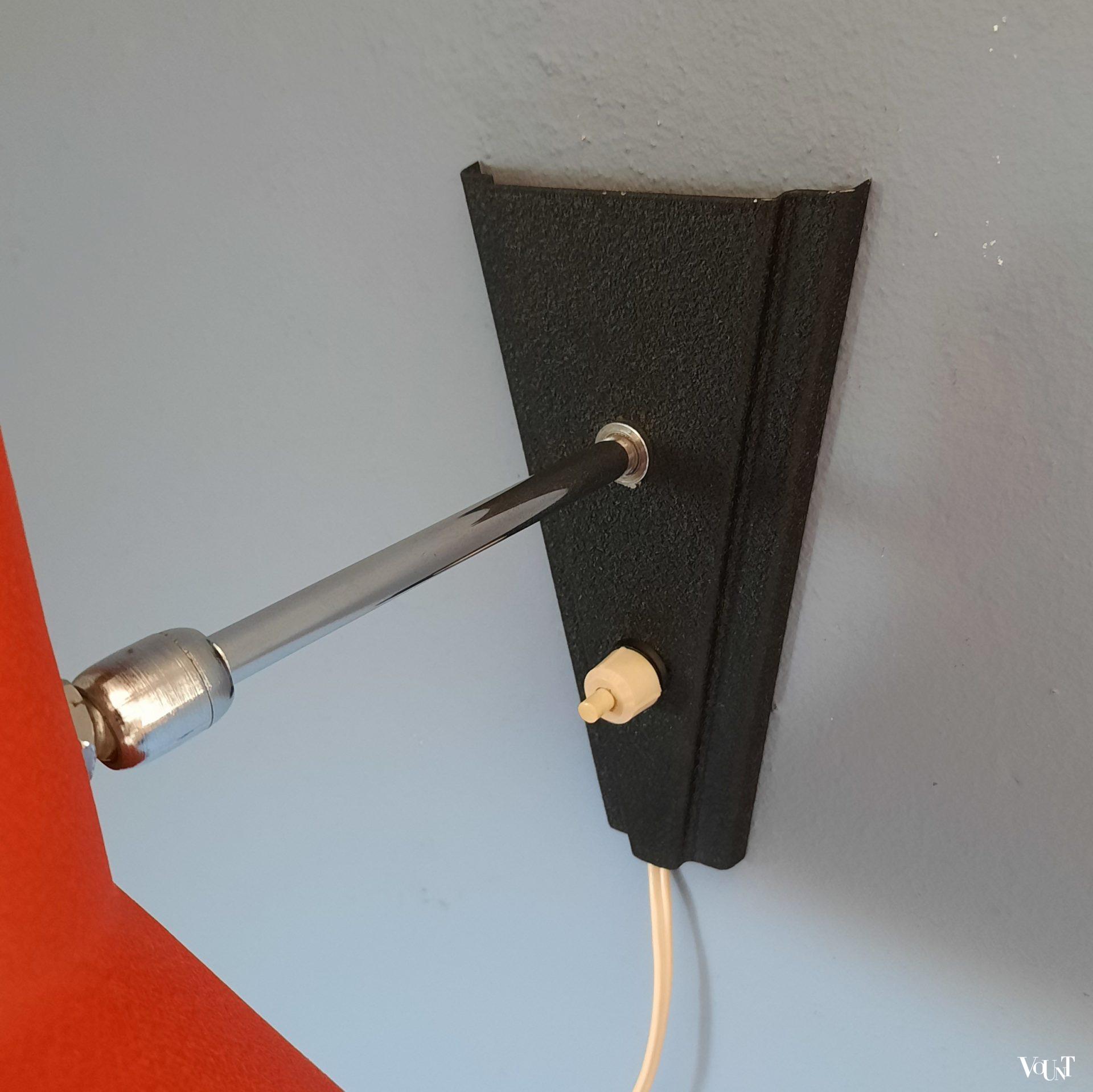 Oranje metalen wandlampje, Jan Hoogervorst voor Anvia, jaren '50