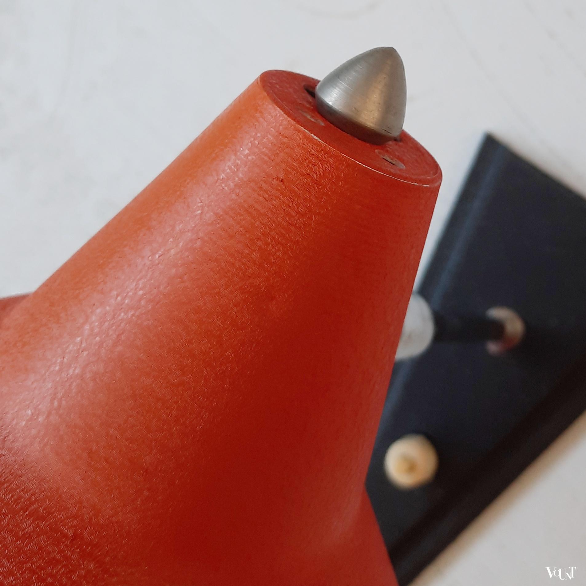 Oranje metalen wandlampje, Jan Hoogervorst voor Anvia, jaren '50