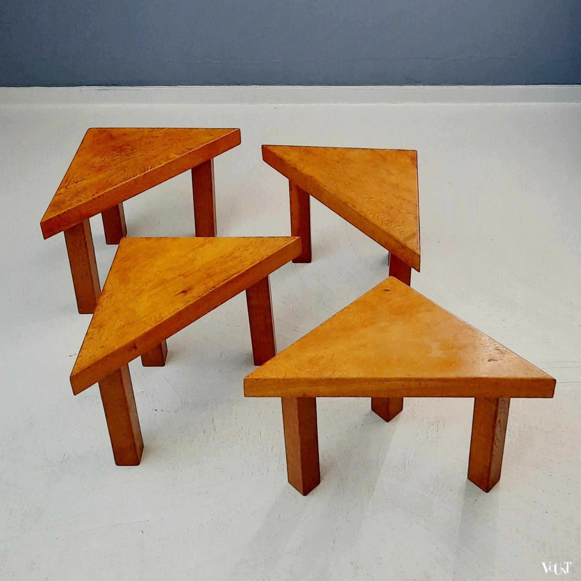 Set van 4 driehoekige brutalist bijzettafeltjes, jaren '70