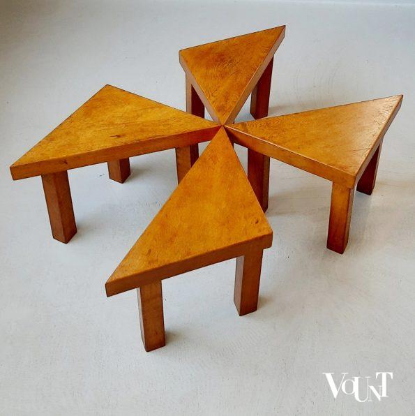 Set van 4 driehoekige brutalist bijzettafeltjes, jaren '70