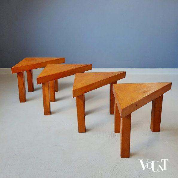 Set van 4 driehoekige brutalist bijzettafeltjes, jaren '70