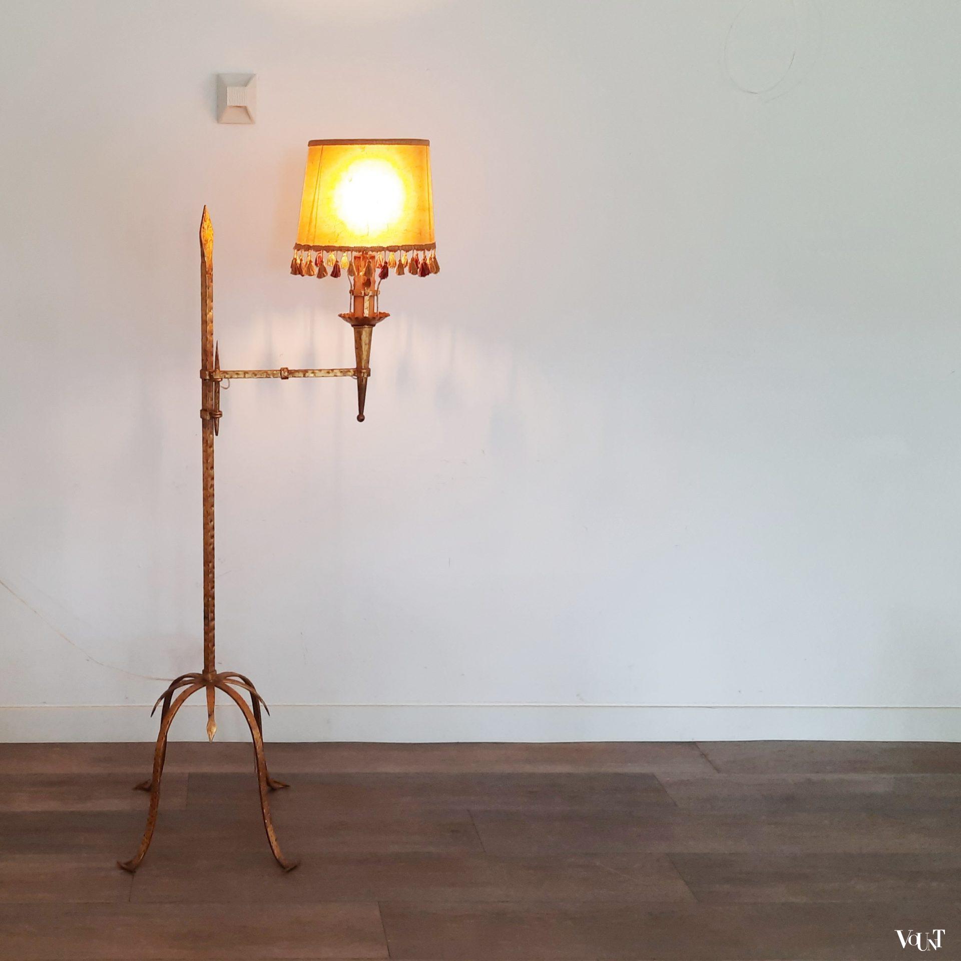 Vergulde smeedijzeren vloerlamp met zwenkarm, jaren ‘50/’60