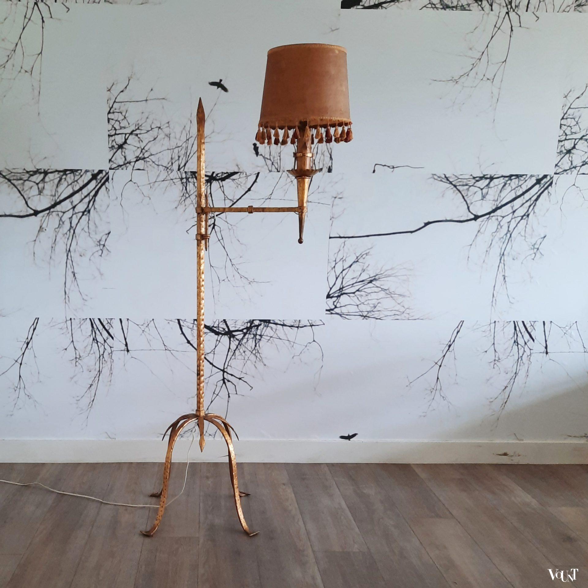 Vergulde smeedijzeren vloerlamp met zwenkarm, jaren ‘50/’60