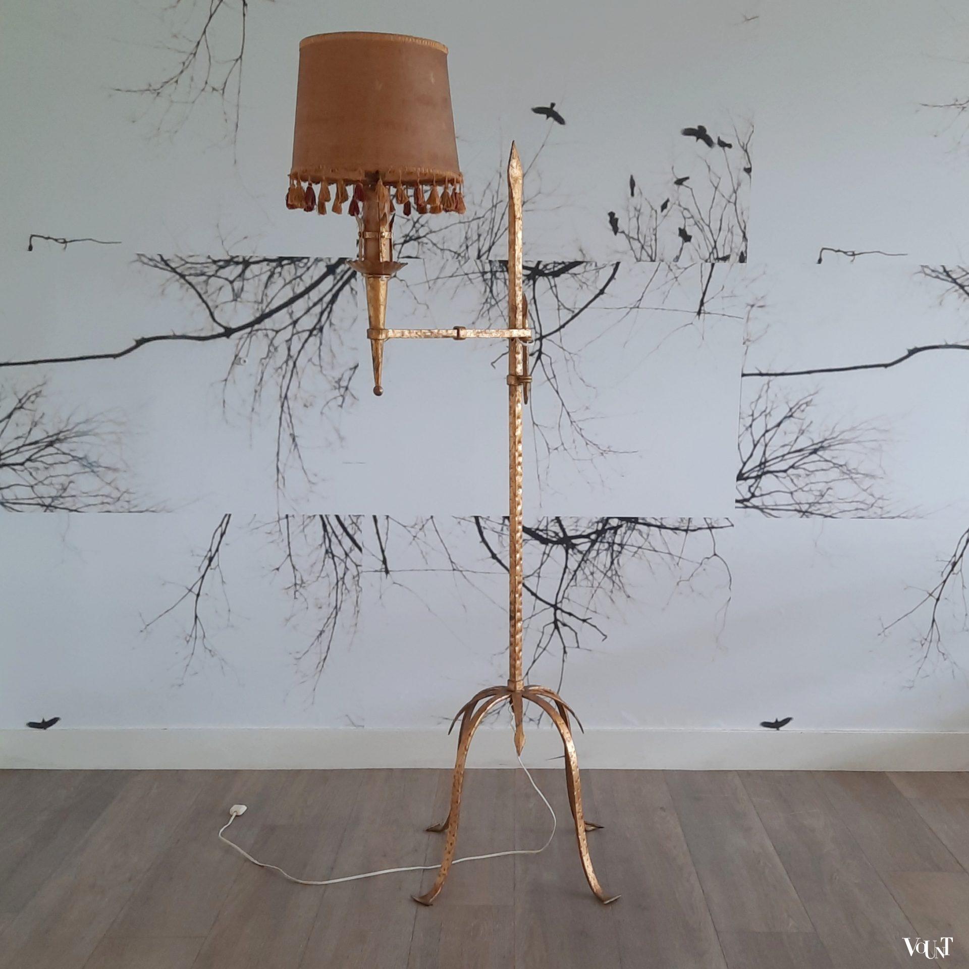 Vergulde smeedijzeren vloerlamp met zwenkarm, jaren ‘50/’60