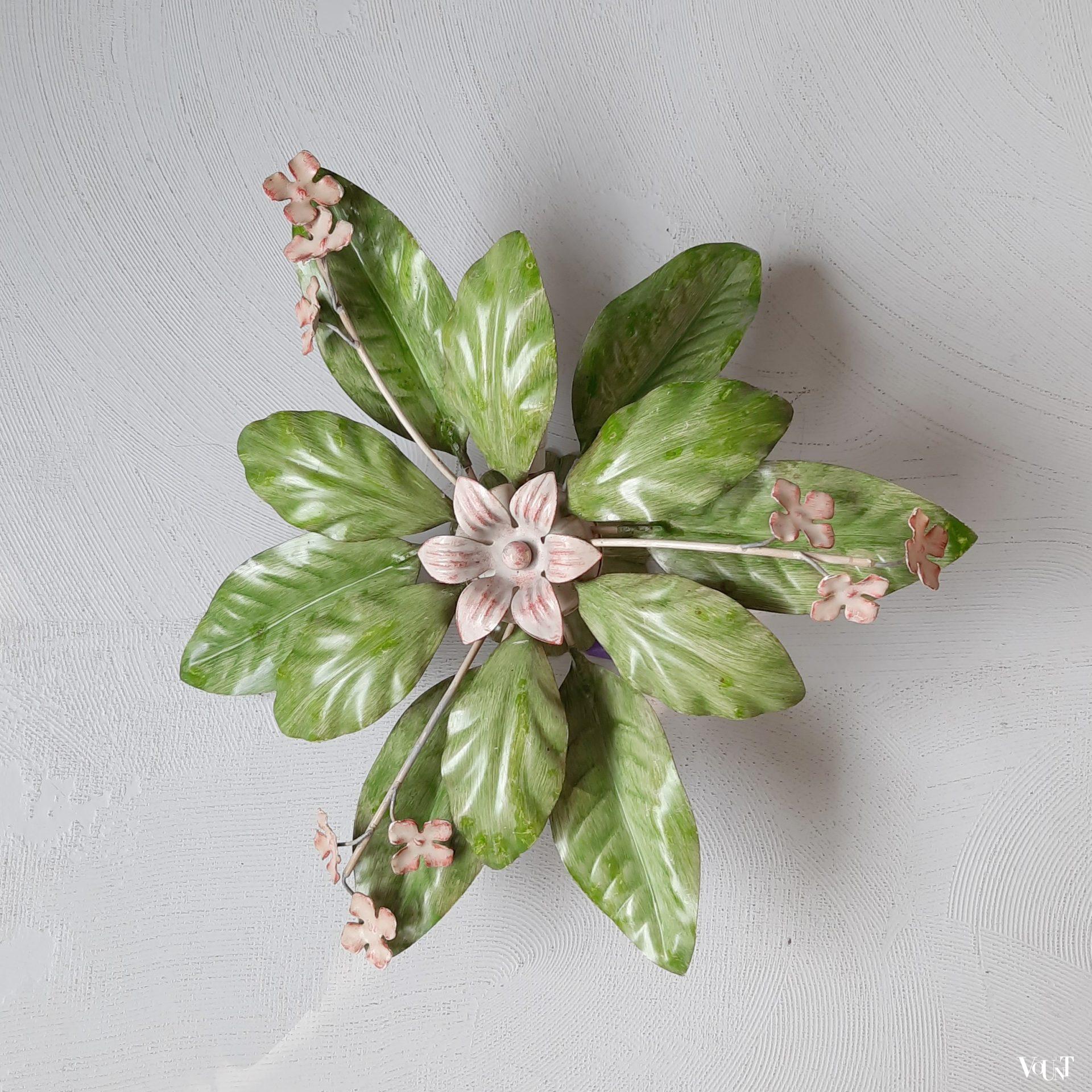 Franse metalen plafondlamp met bladeren en bloemen, jaren '60