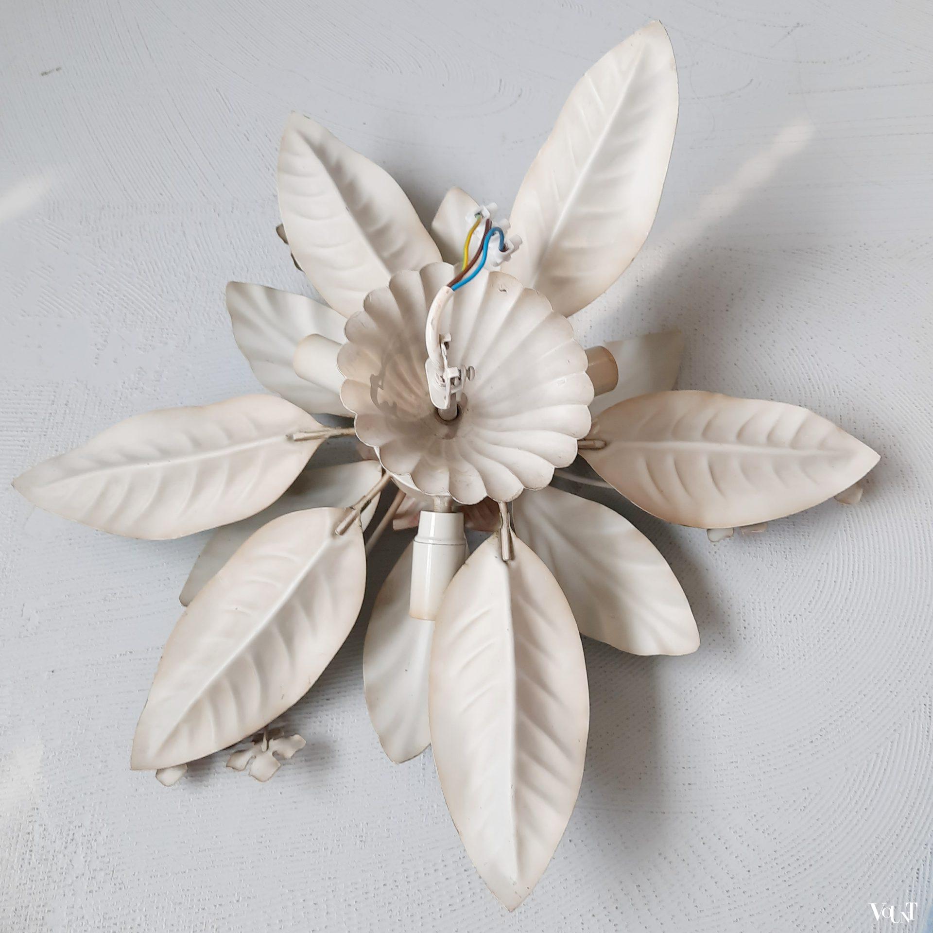 Franse metalen plafondlamp met bladeren en bloemen, jaren '60