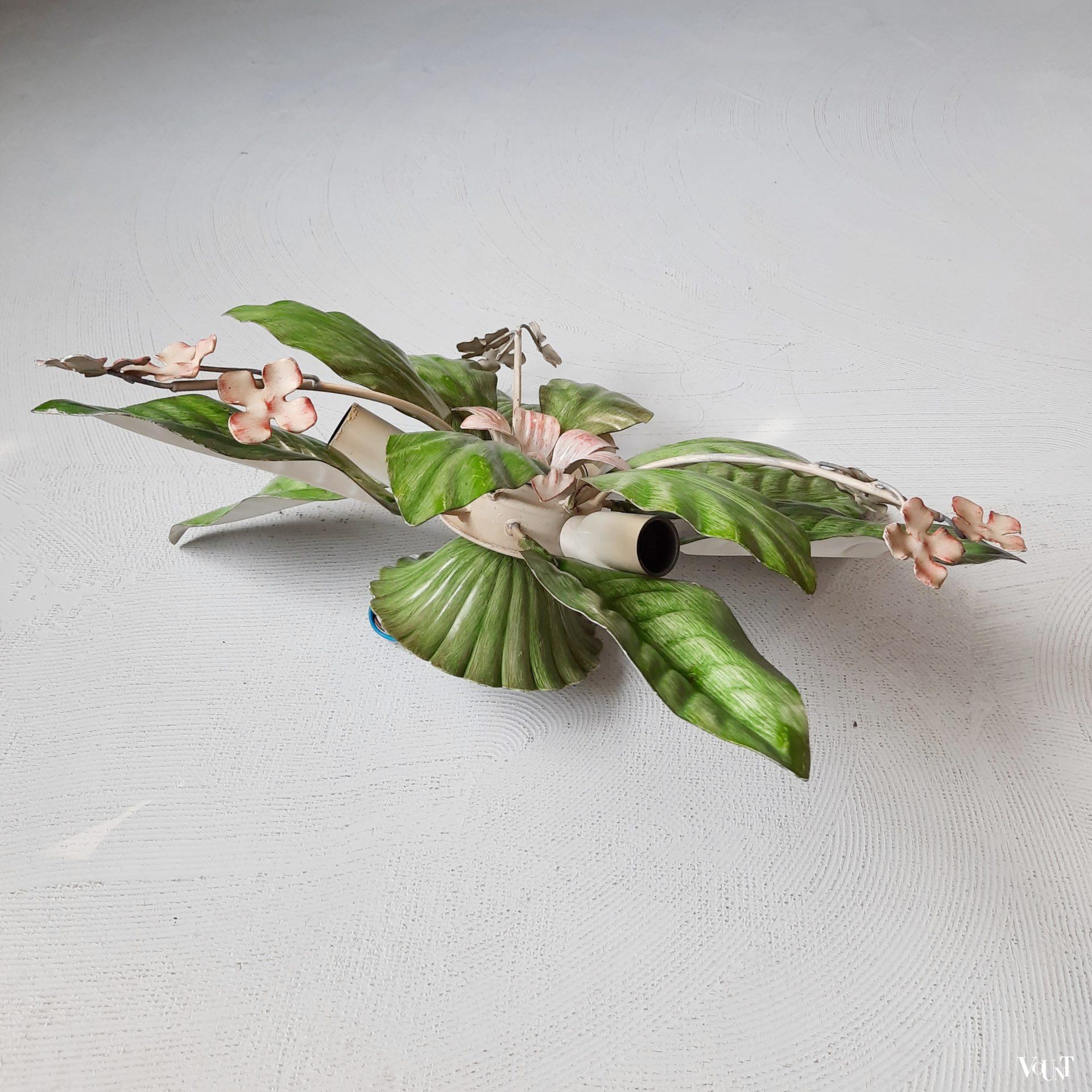 Franse metalen plafondlamp met bladeren en bloemen, jaren '60