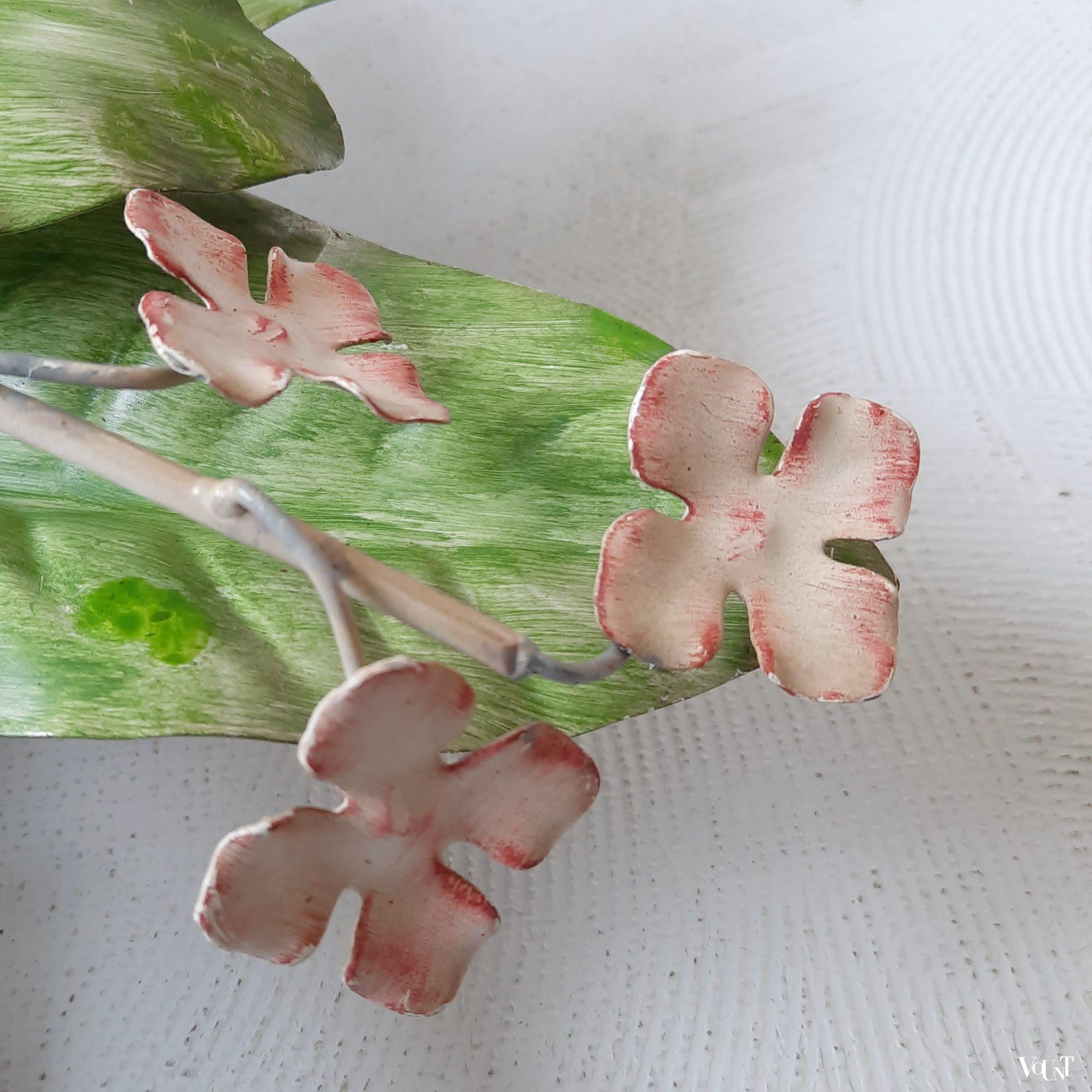Franse metalen plafondlamp met bladeren en bloemen, jaren '60