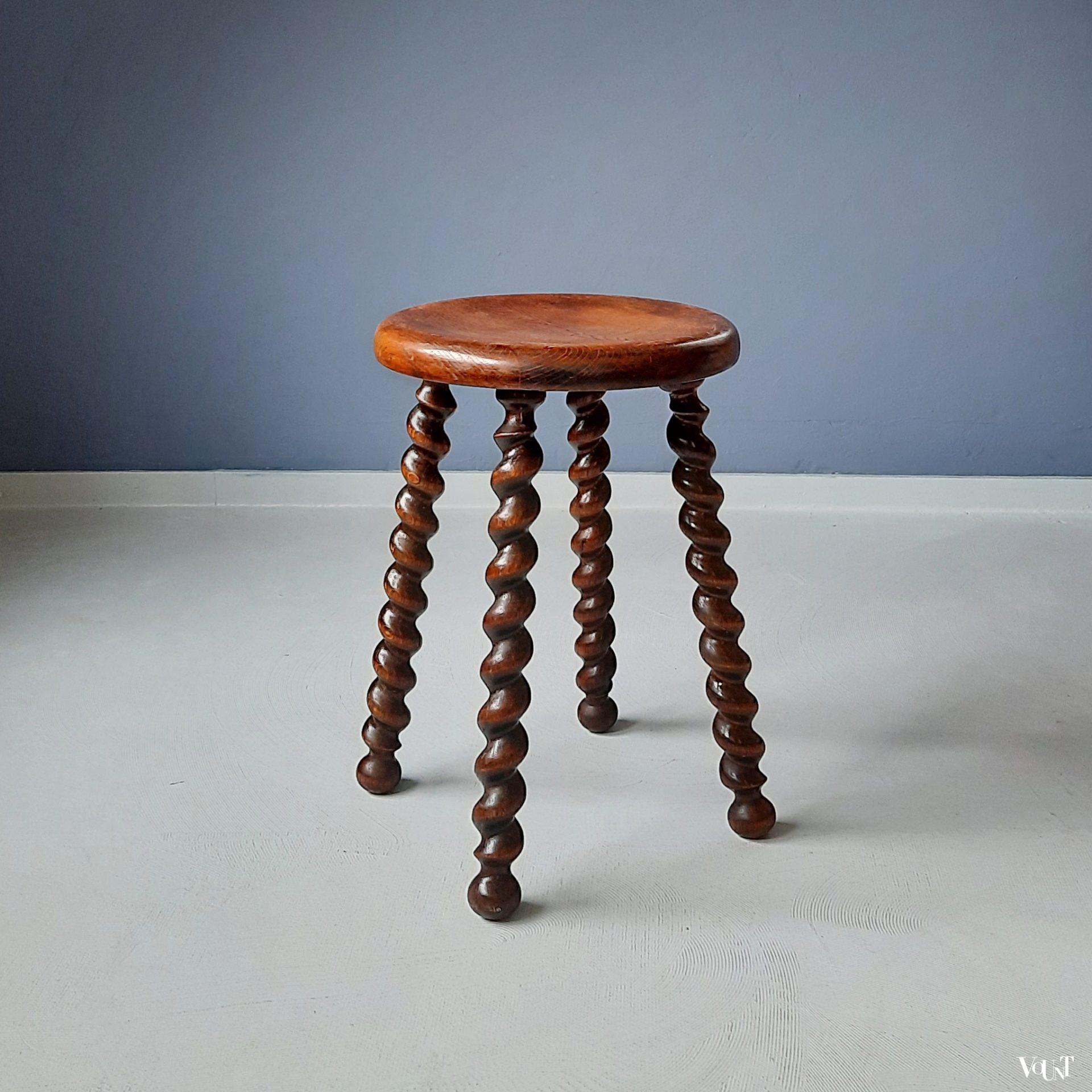 Franse eikenhouten kruk met gedraaide poten