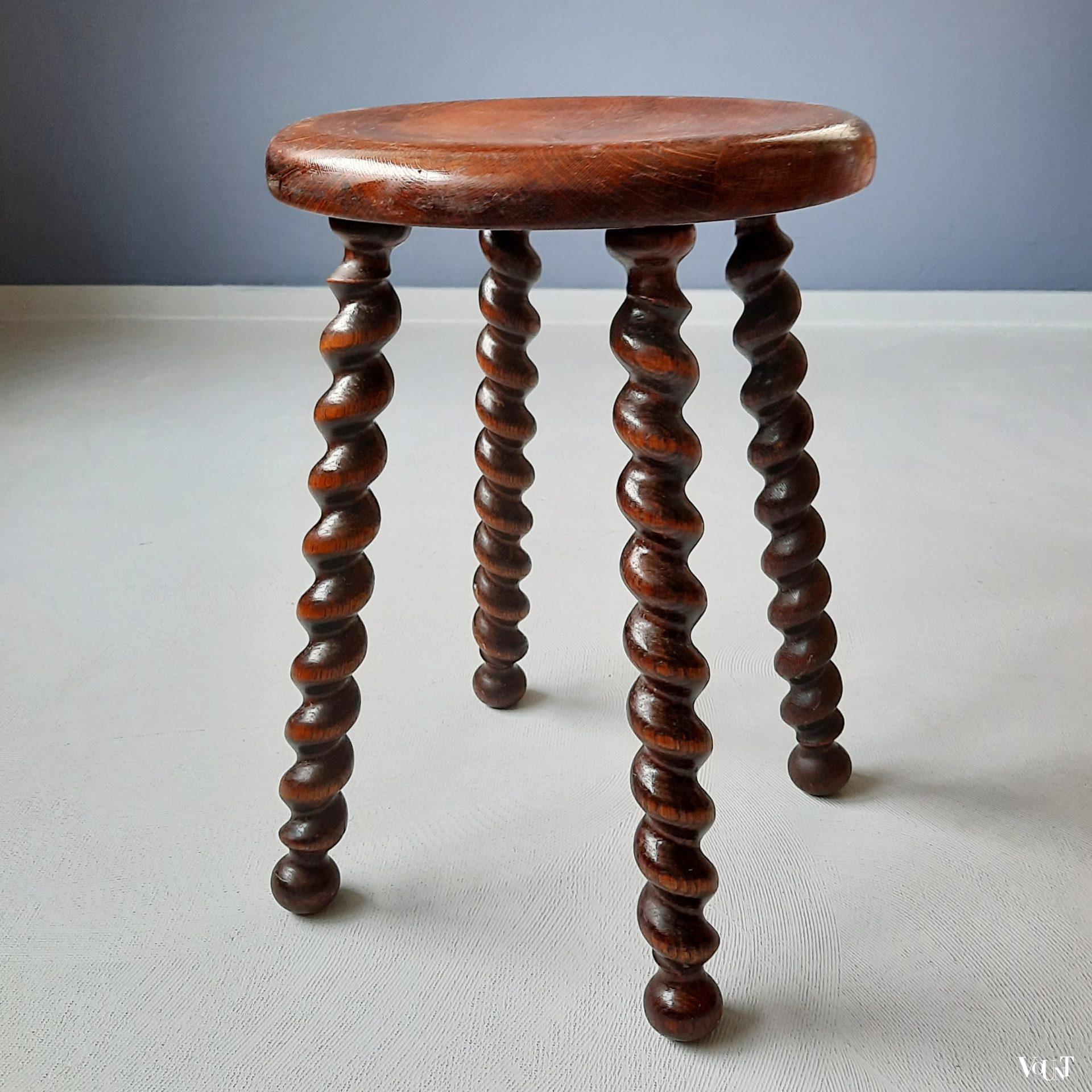 Franse eikenhouten kruk met gedraaide poten