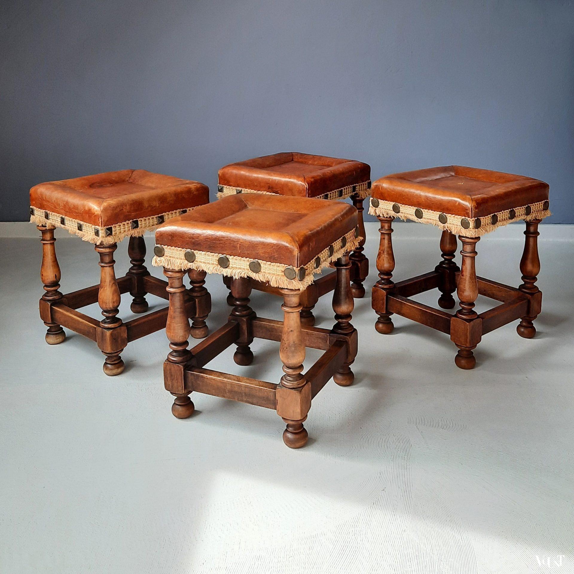 Set van 4 Spaanse krukjes met leren bekleding, 1e helft 20e eeuw
