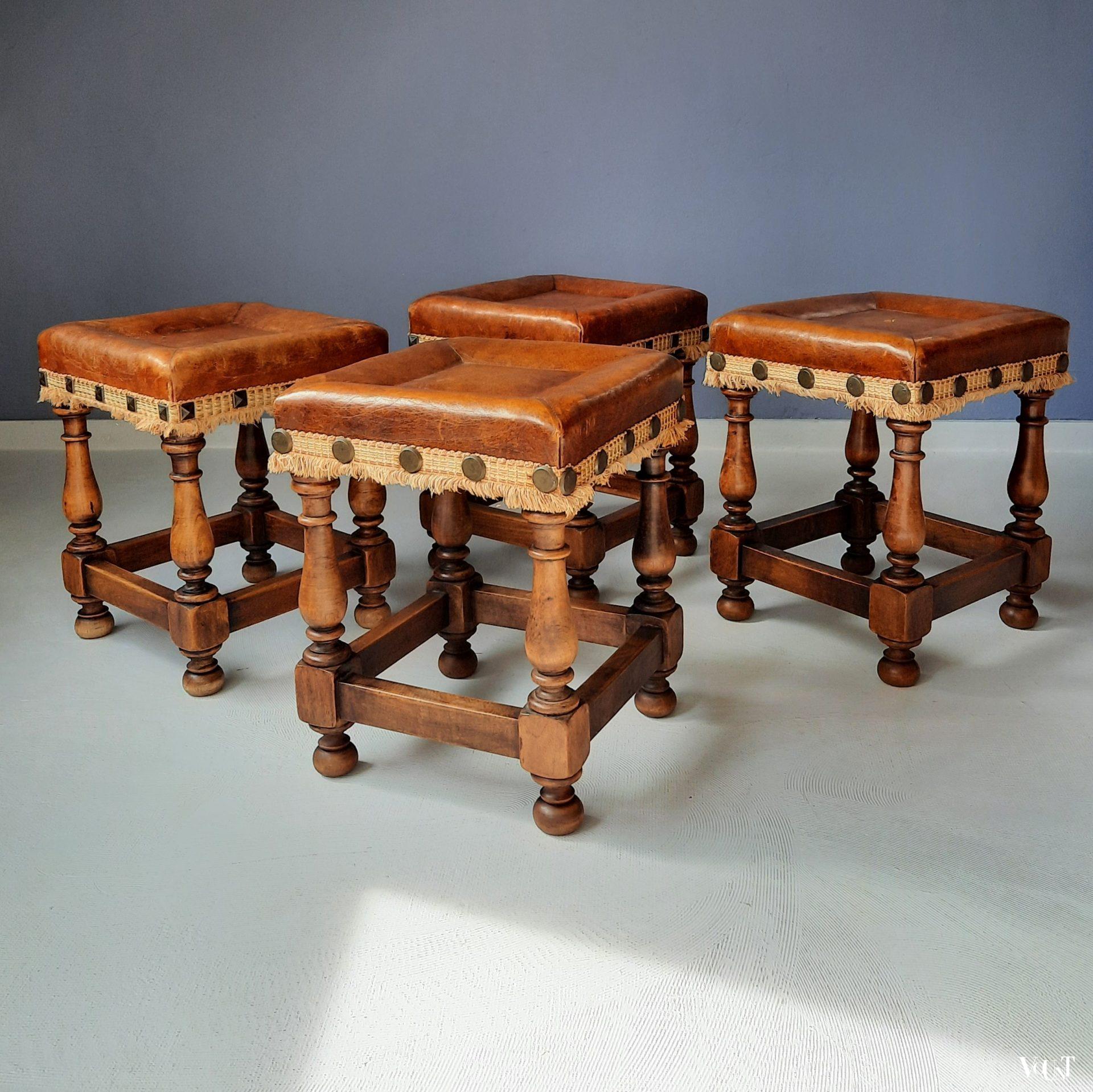 Set van 4 Spaanse krukjes met leren bekleding, 1e helft 20e eeuw