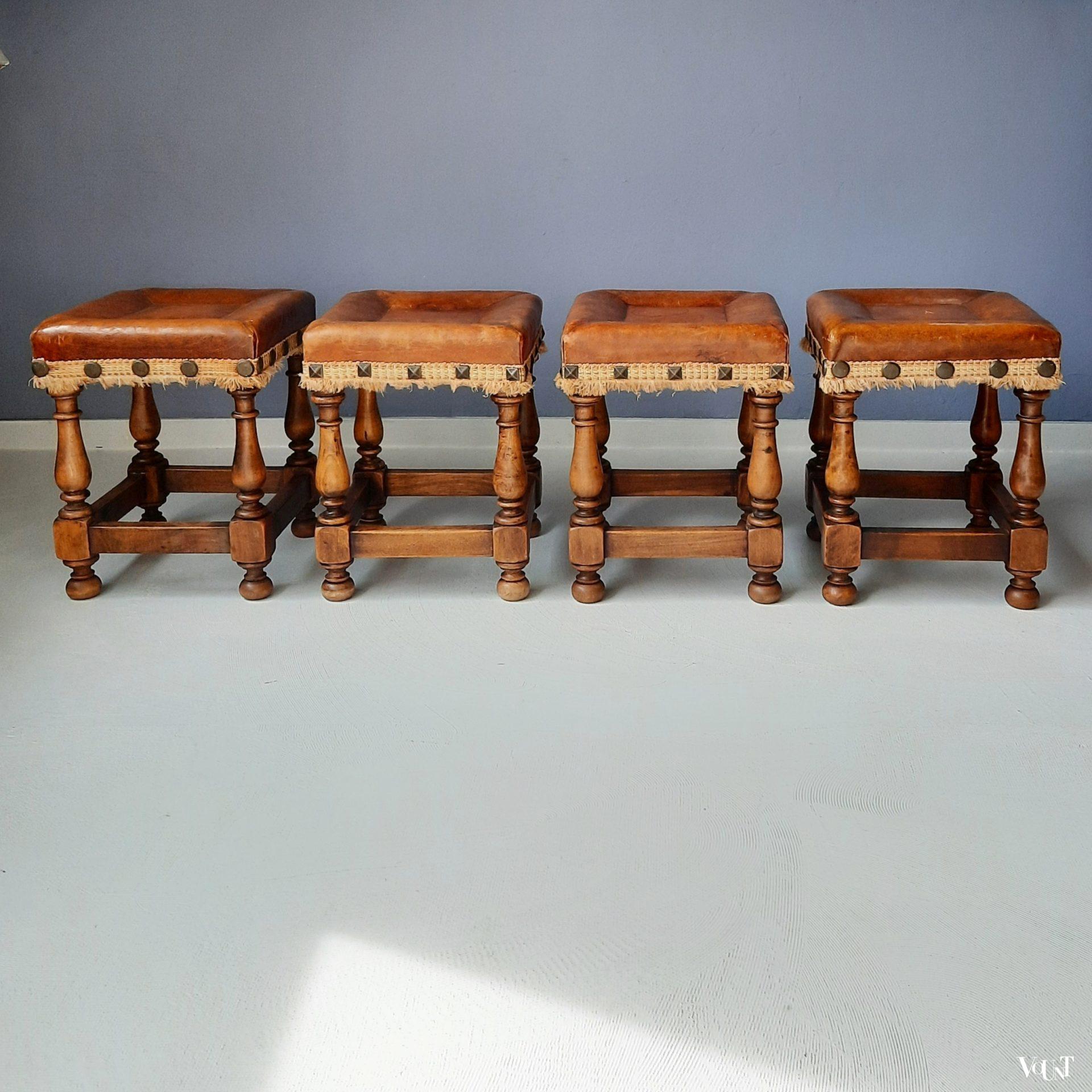 Set van 4 Spaanse krukjes met leren bekleding, 1e helft 20e eeuw