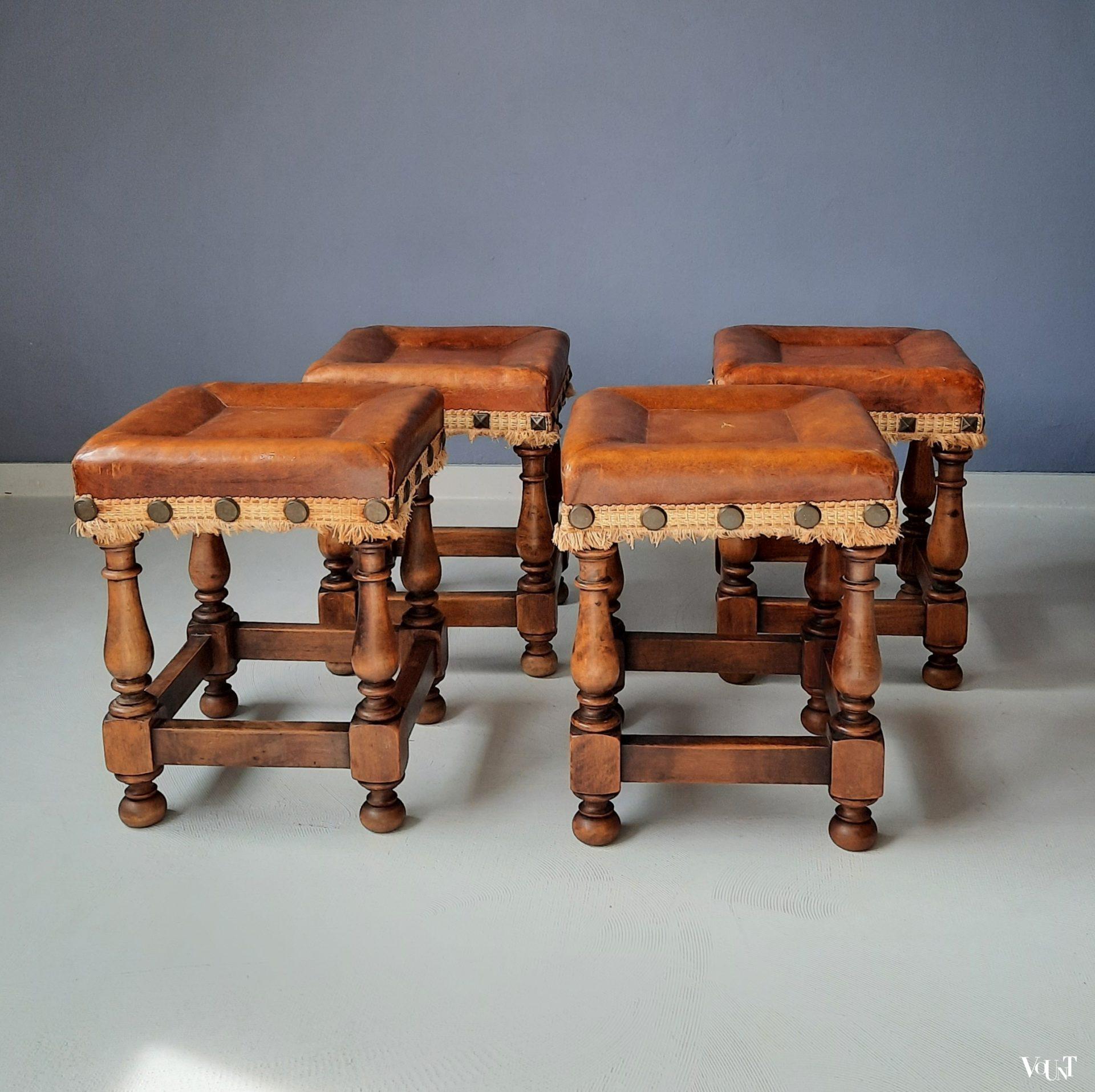 Set van 4 Spaanse krukjes met leren bekleding, 1e helft 20e eeuw