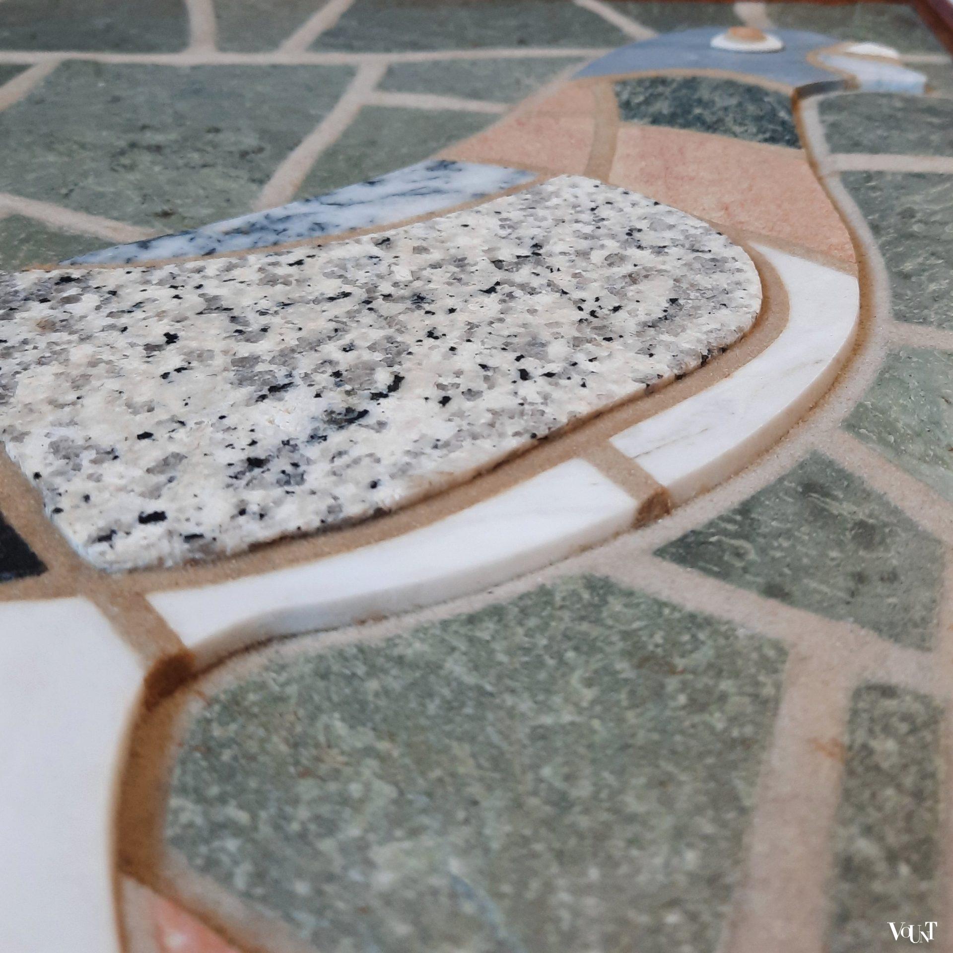 Wanddecoratie natuursteen mozaïek duif, jaren '60