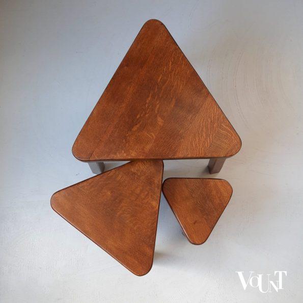 Brutalist set van 3 driehoekige bijzettafeltjes, jaren '70