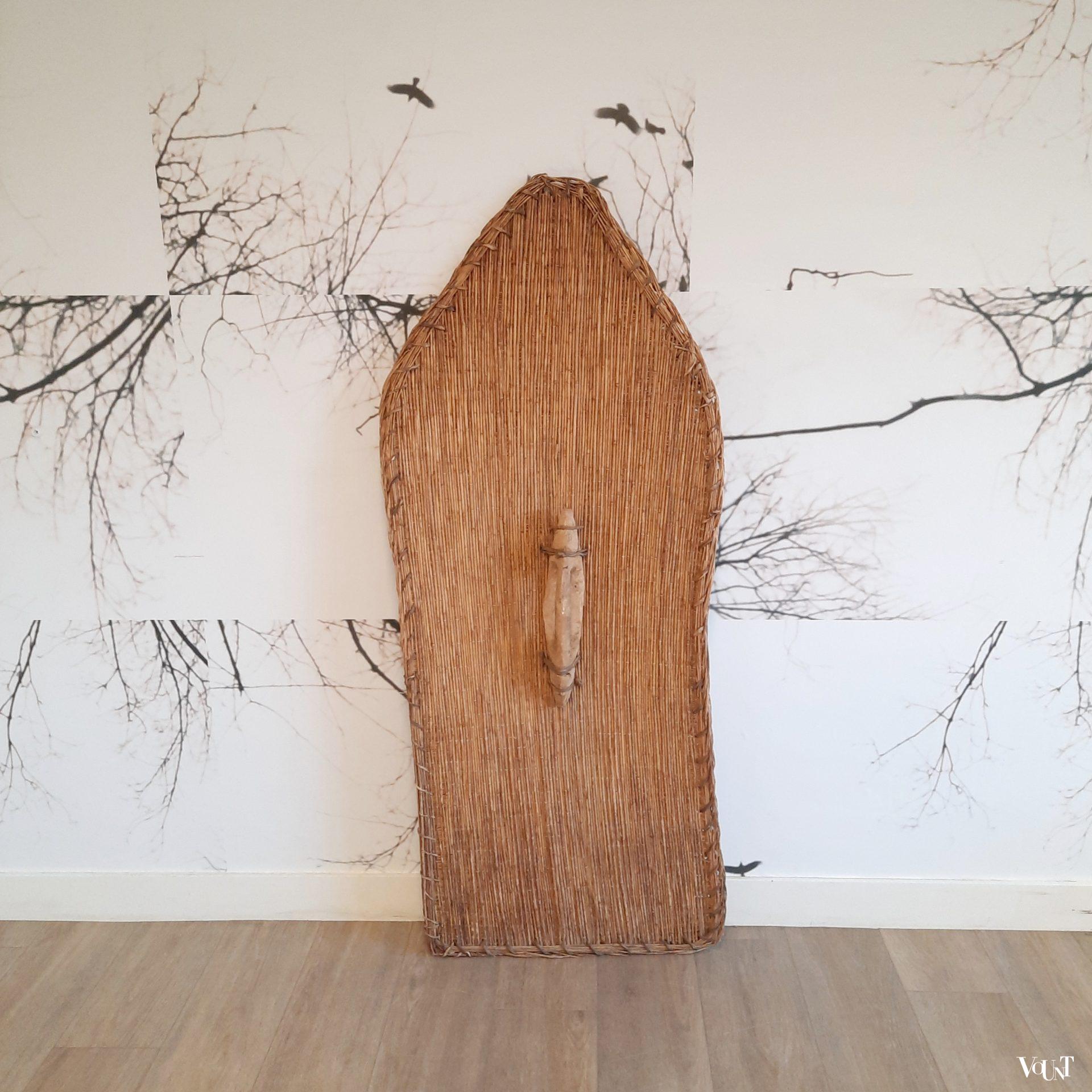 Rieten Massa schild met houten greep, Kameroen / Tsjaad, 1e helft 20e eeuw