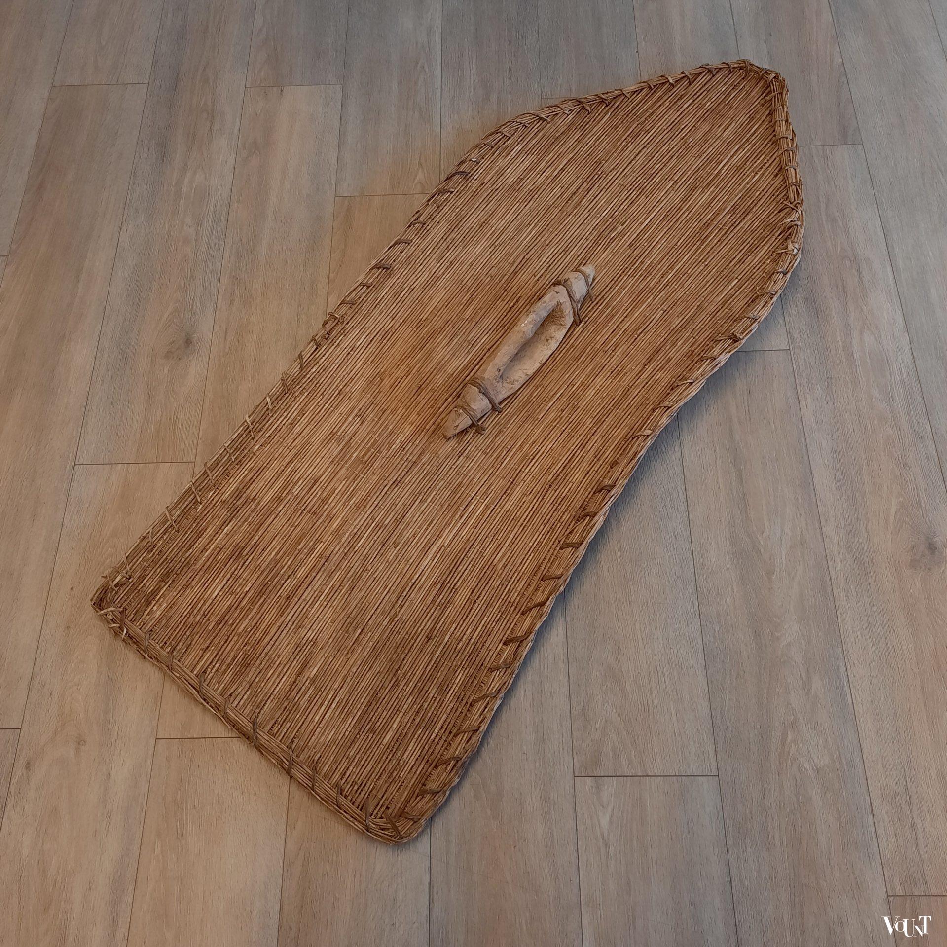 Rieten Massa schild met houten greep, Kameroen / Tsjaad, 1e helft 20e eeuw