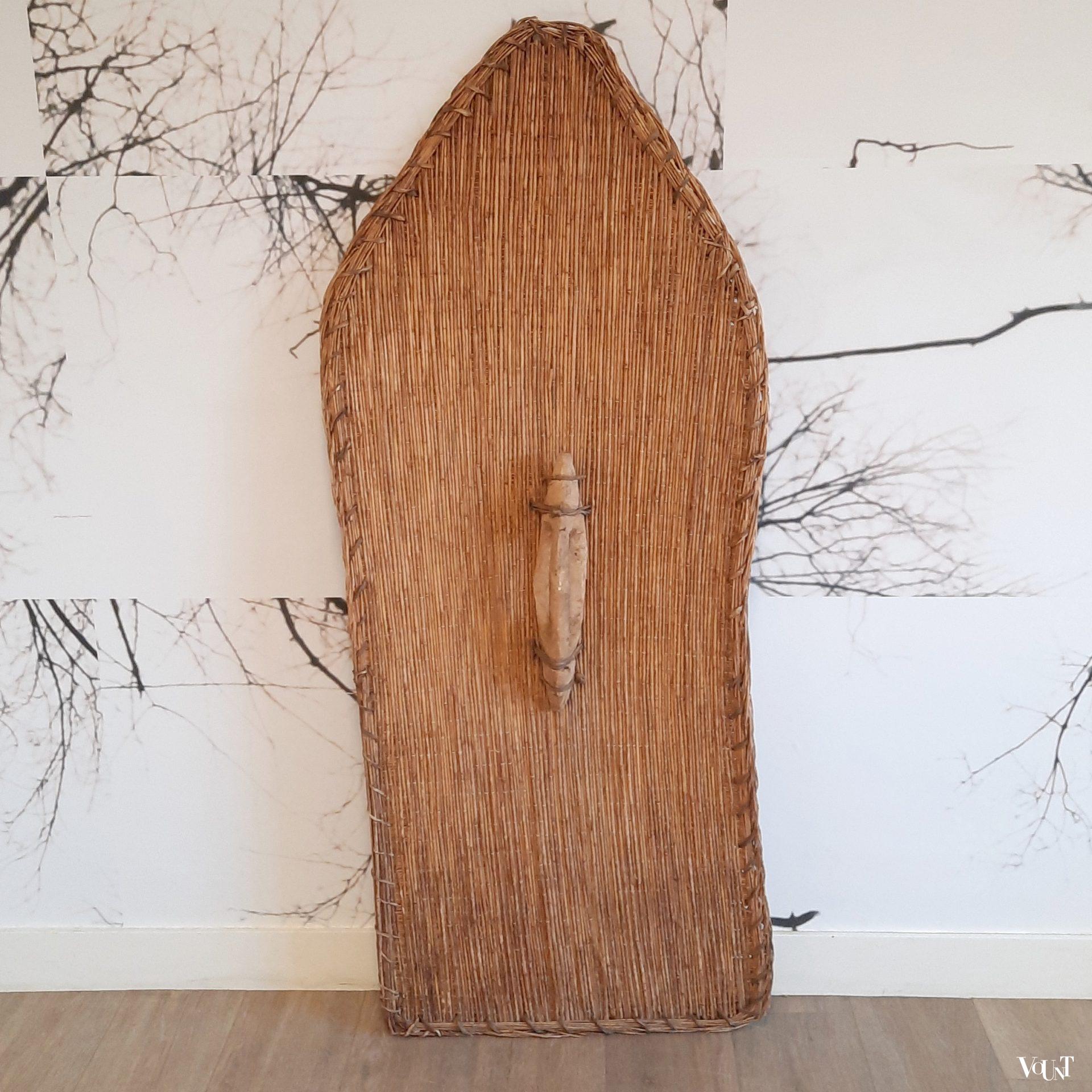 Rieten Massa schild met houten greep, Kameroen / Tsjaad, 1e helft 20e eeuw