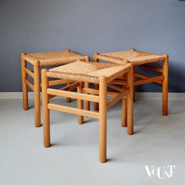 Set van 3 krukken met biezen zitting, J.W. van Heuvel voor Ad Vorm, jaren '60