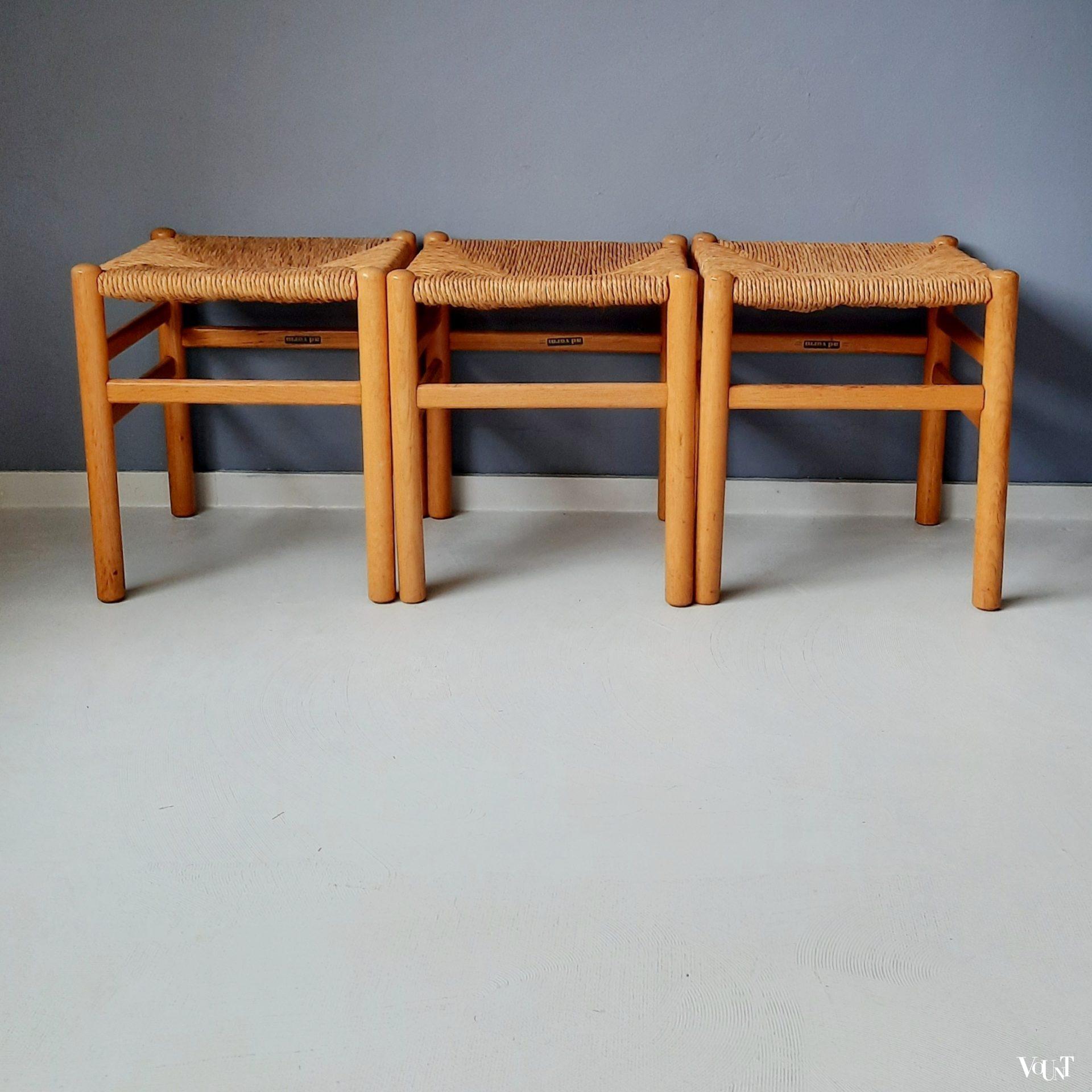Set van 3 krukken met biezen zitting, J.W. van Heuvel voor Ad Vorm, jaren '60