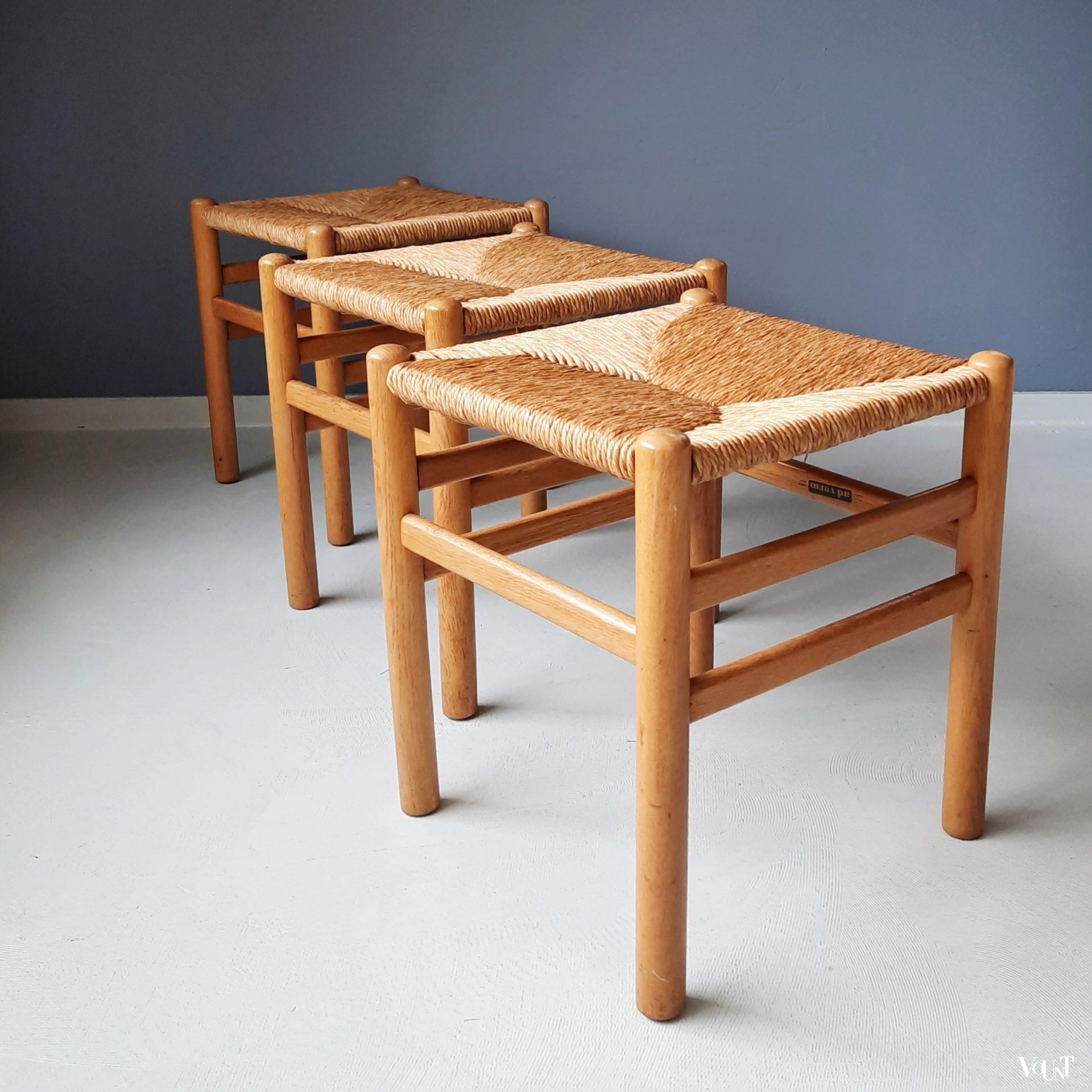 Set van 3 krukken met biezen zitting, J.W. van Heuvel voor Ad Vorm, jaren '60