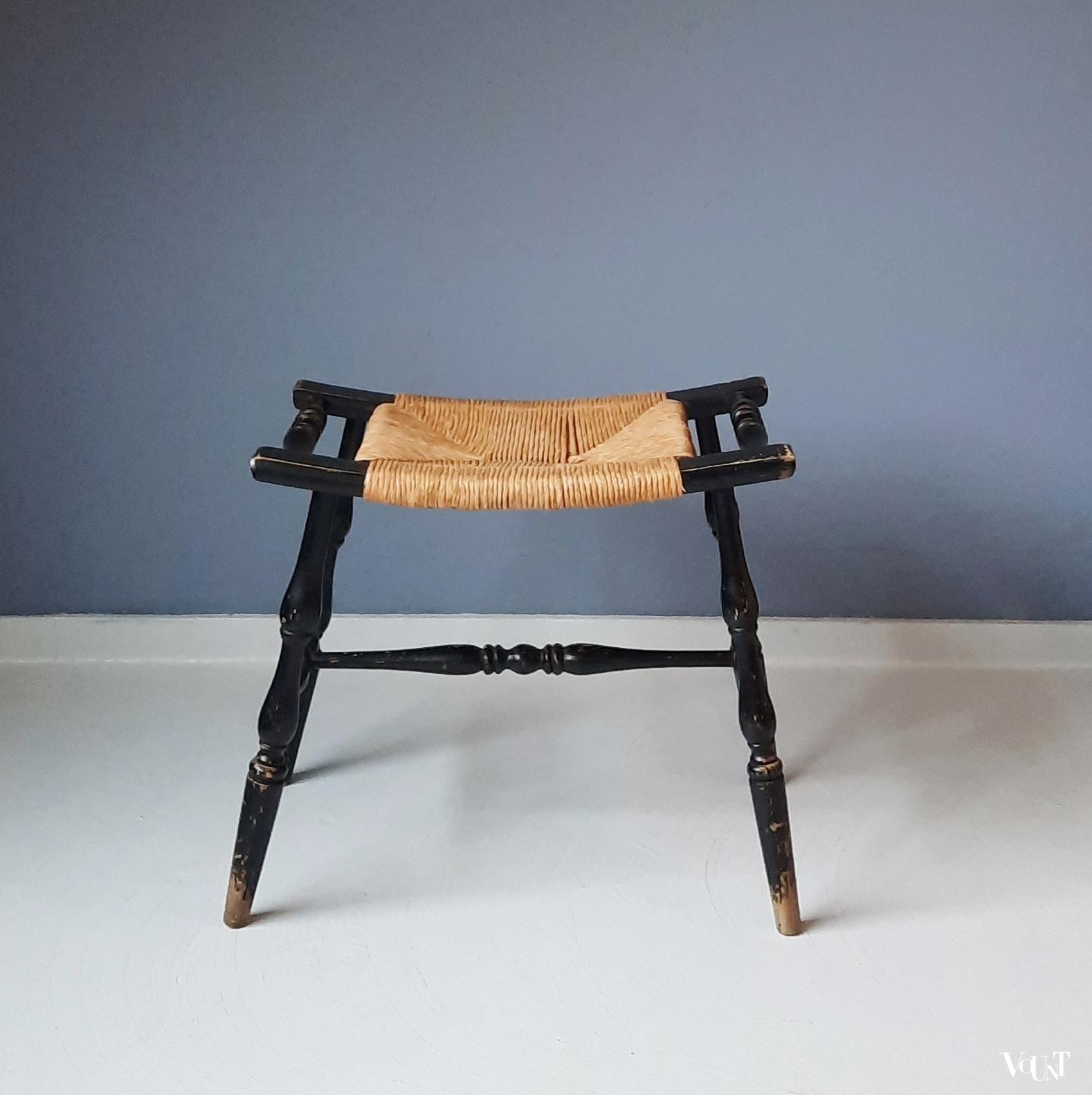 Zwarte kruk met biezen zitting, jaren '50