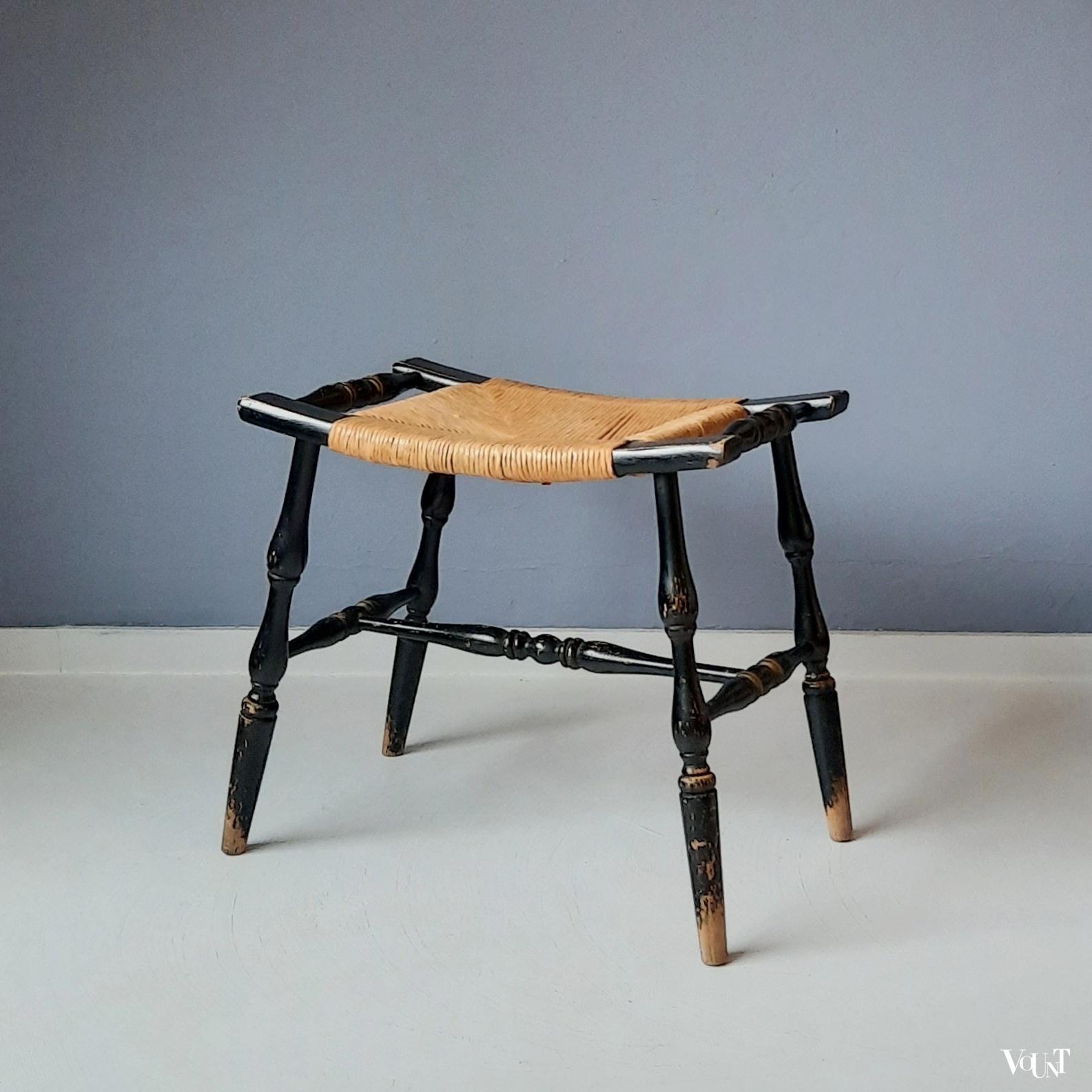 Zwarte kruk met biezen zitting, jaren '50