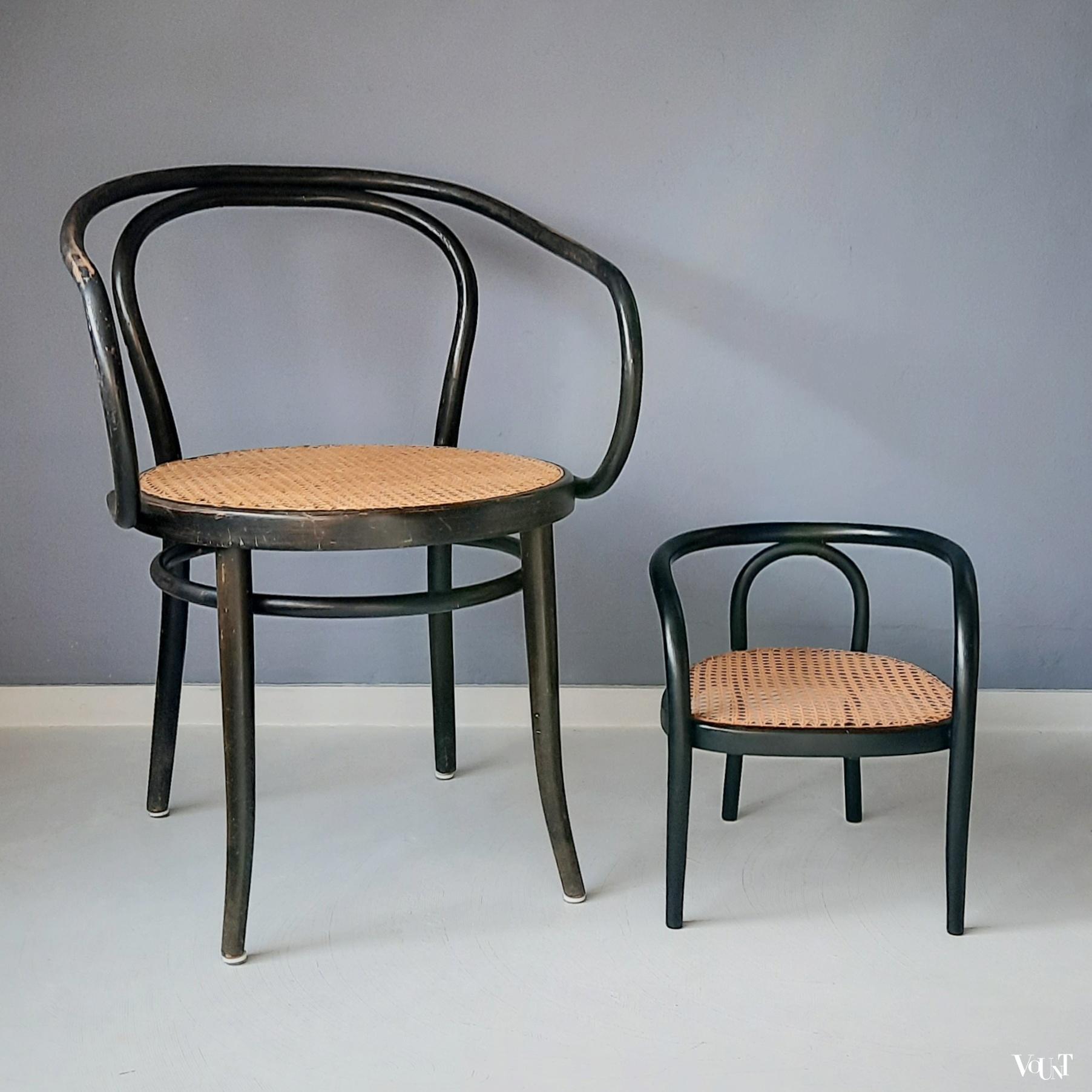 Zwart bentwood kinderstoeltje met rotan zitting, 1e helft 20e eeuw