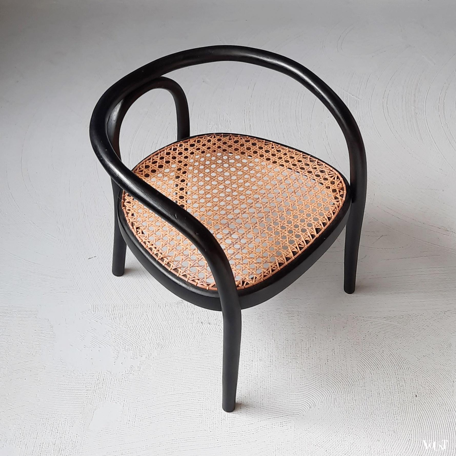 Zwart bentwood kinderstoeltje met rotan zitting, 1e helft 20e eeuw