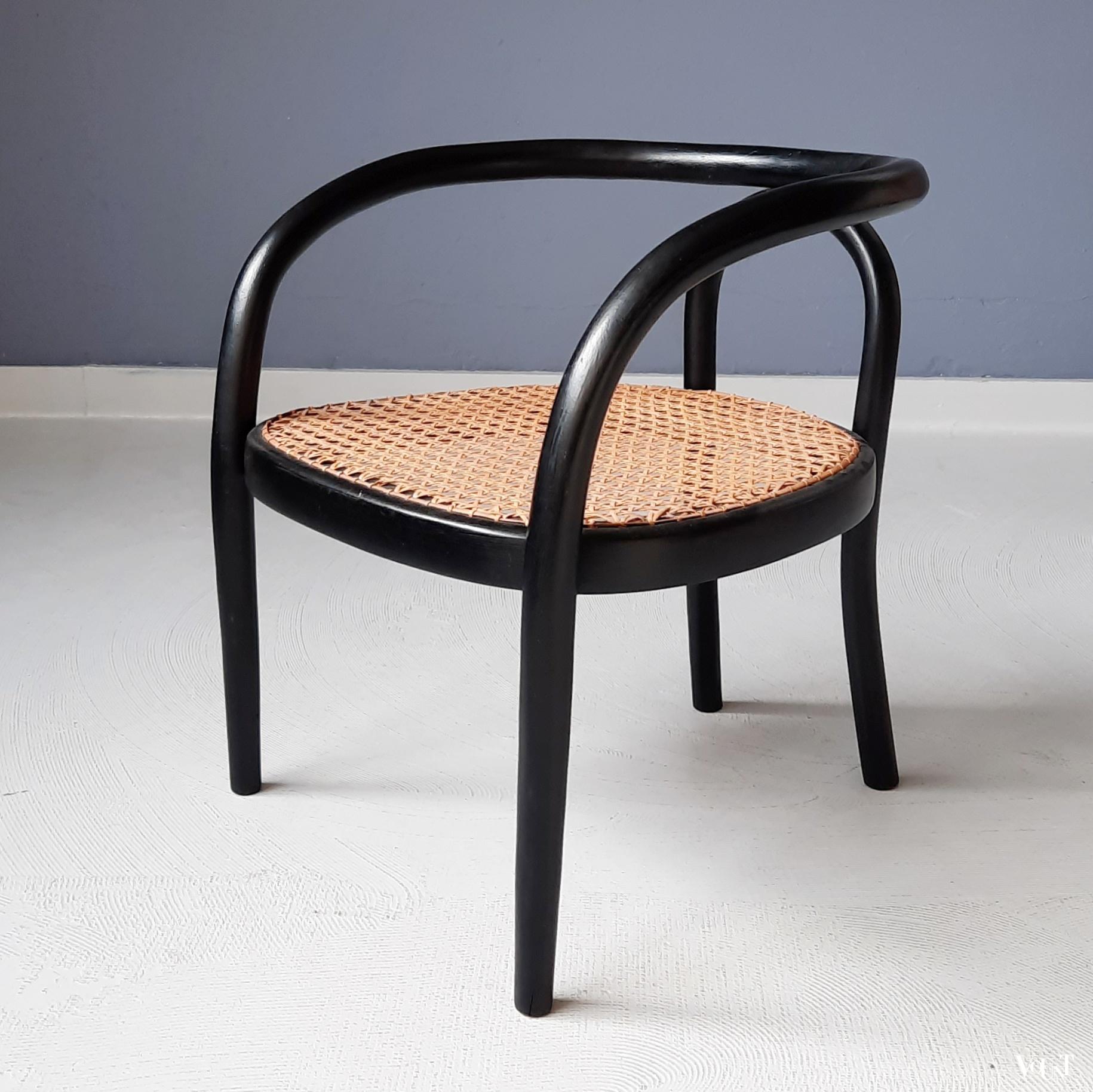 Zwart bentwood kinderstoeltje met rotan zitting, 1e helft 20e eeuw