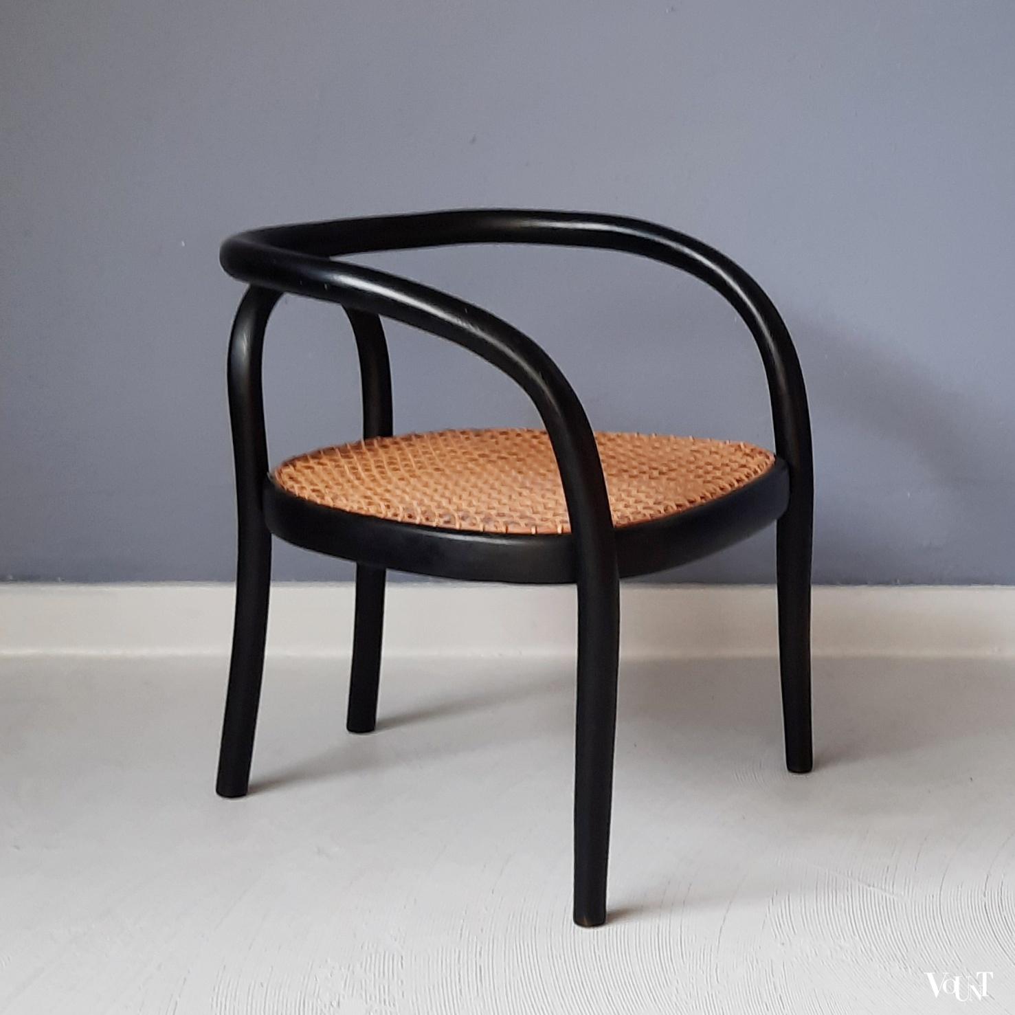 Zwart bentwood kinderstoeltje met rotan zitting, 1e helft 20e eeuw