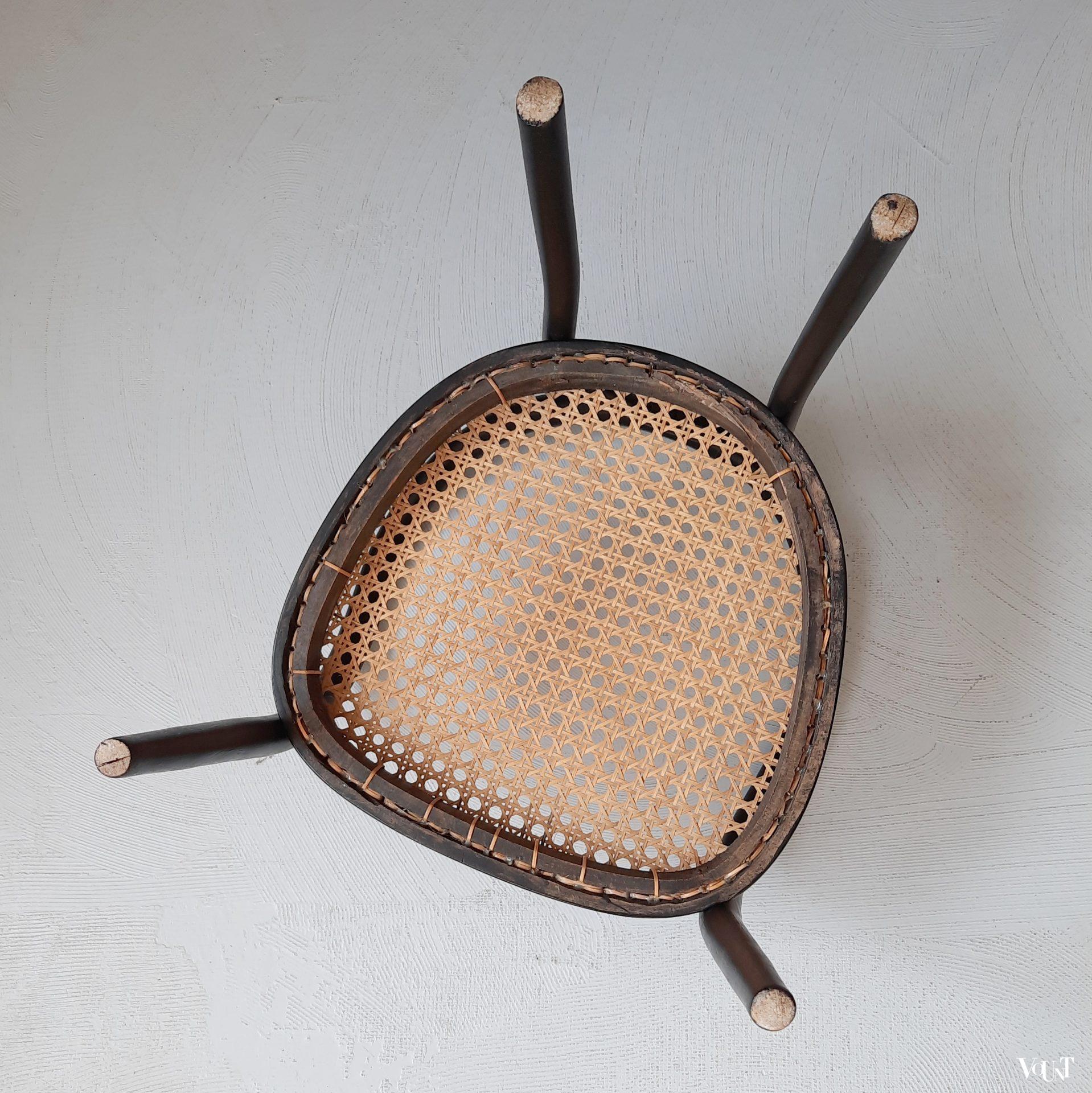 Zwart bentwood kinderstoeltje met rotan zitting, 1e helft 20e eeuw