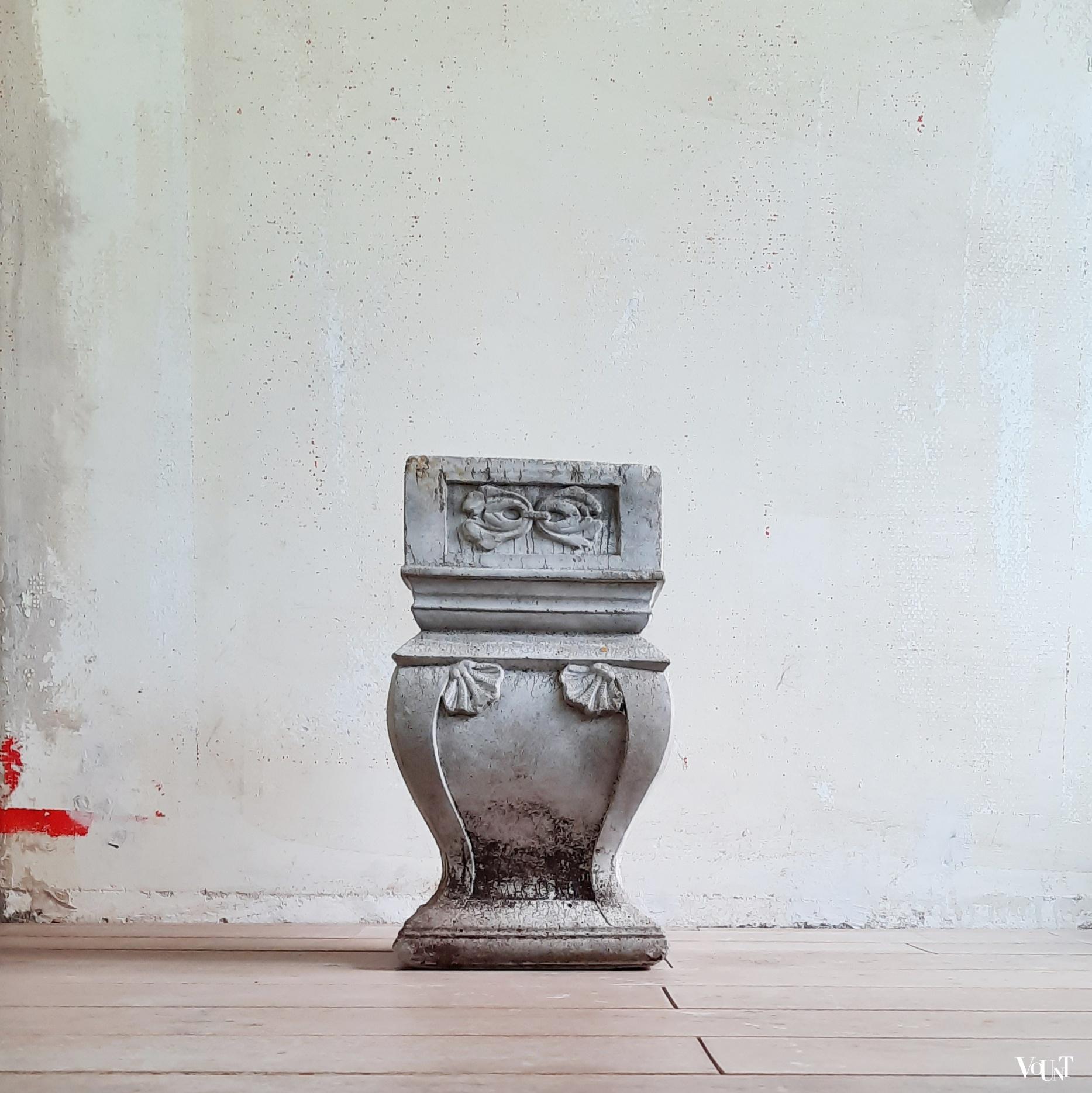 Vintage gietstenen zuiltje met plantenbak