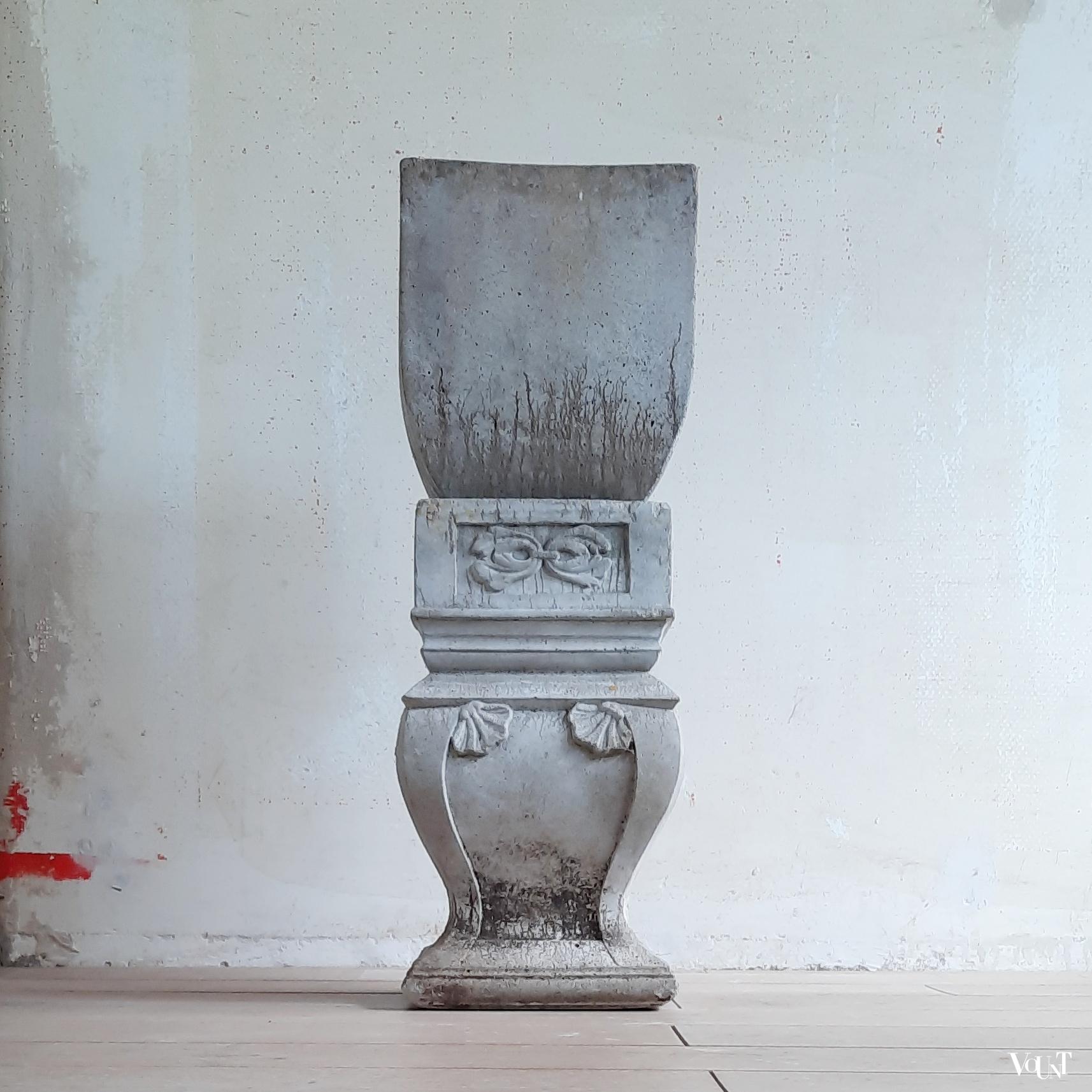 Vintage gietstenen zuiltje met plantenbak